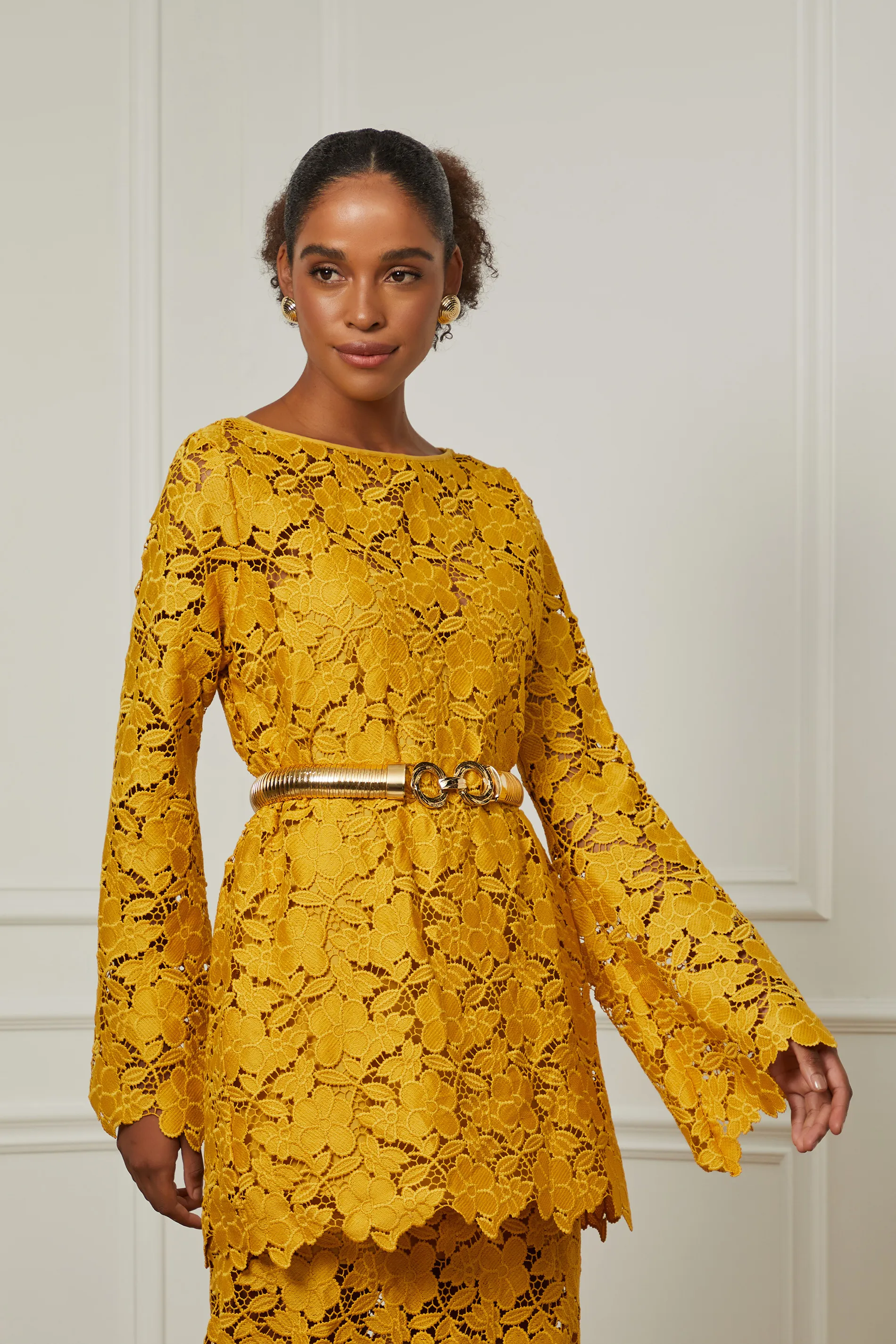 Túnica De Renda Mostarda Com Manga Sino