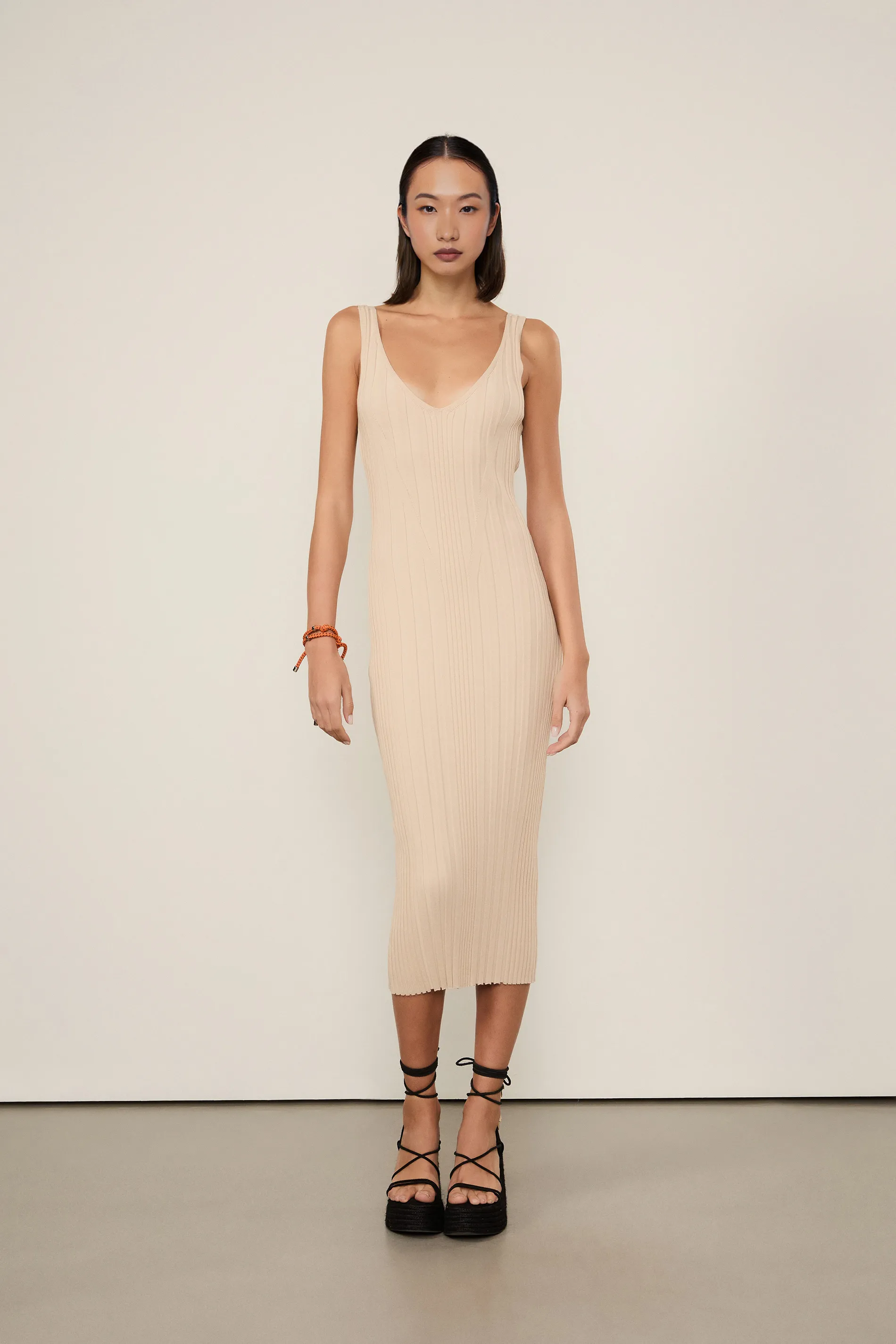 Vestido De Tricot Midi Costas Abertas