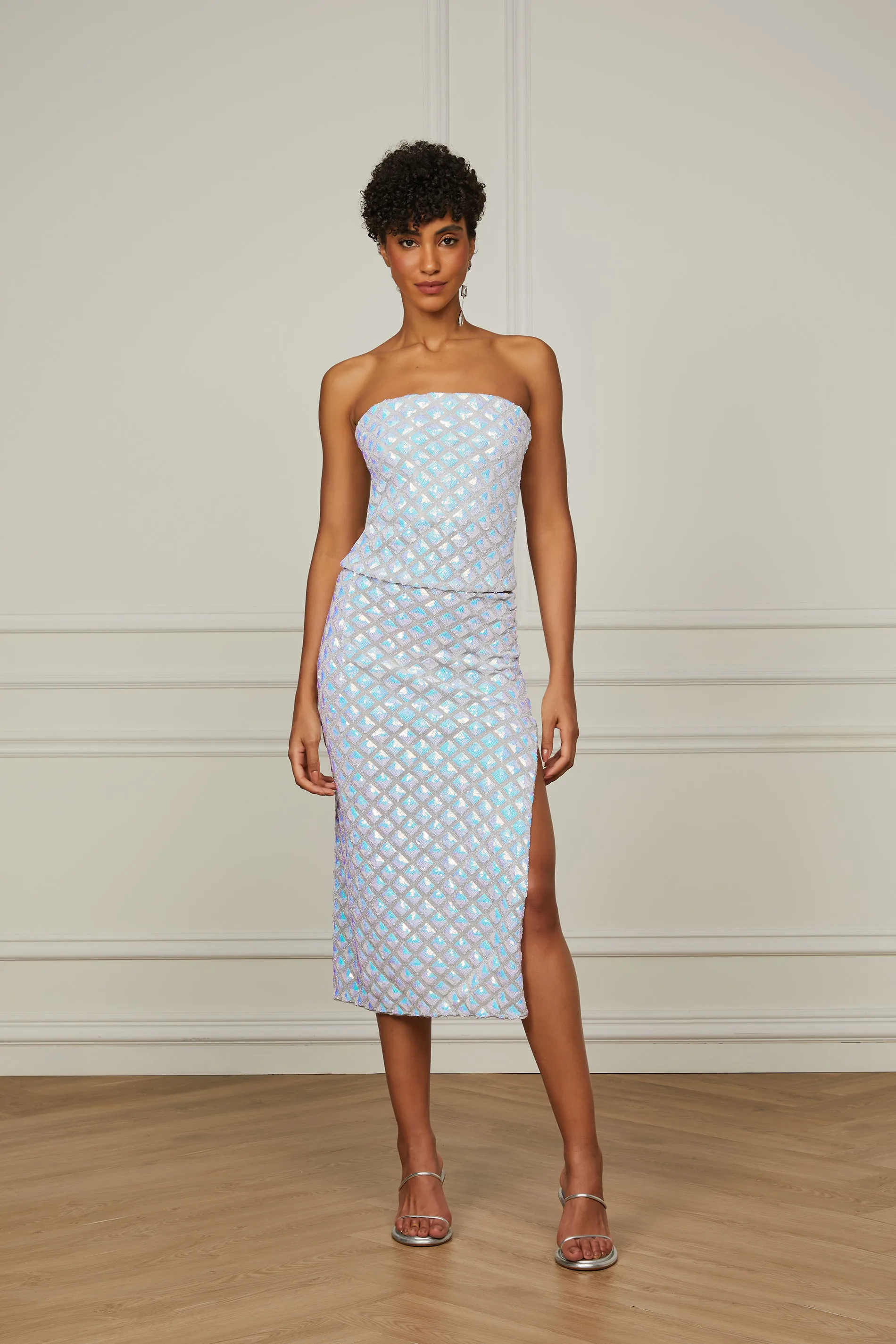 Saia Midi Bordada Com Fenda