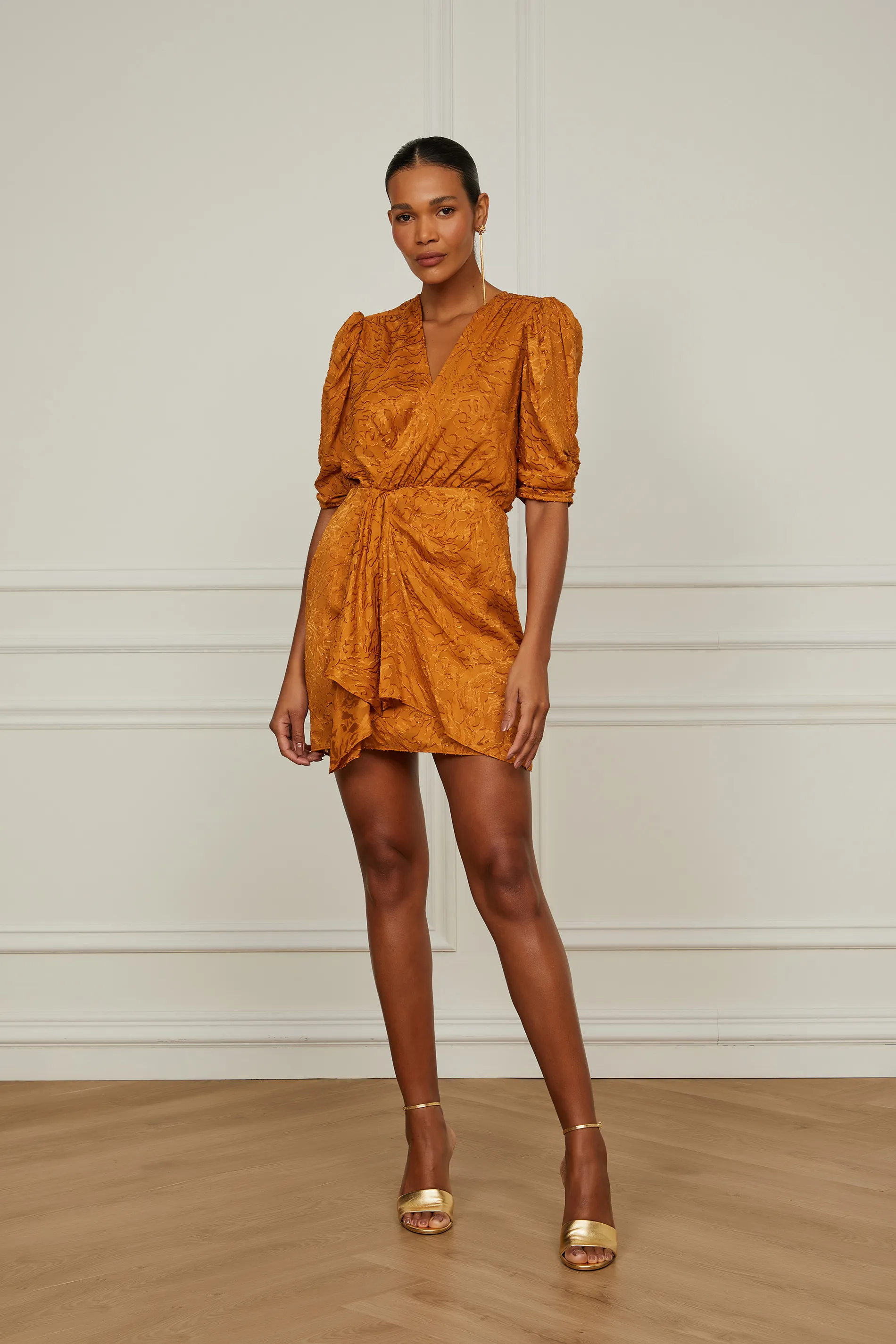 Vestido Jacquard Curto Pareô Marrom Decote v