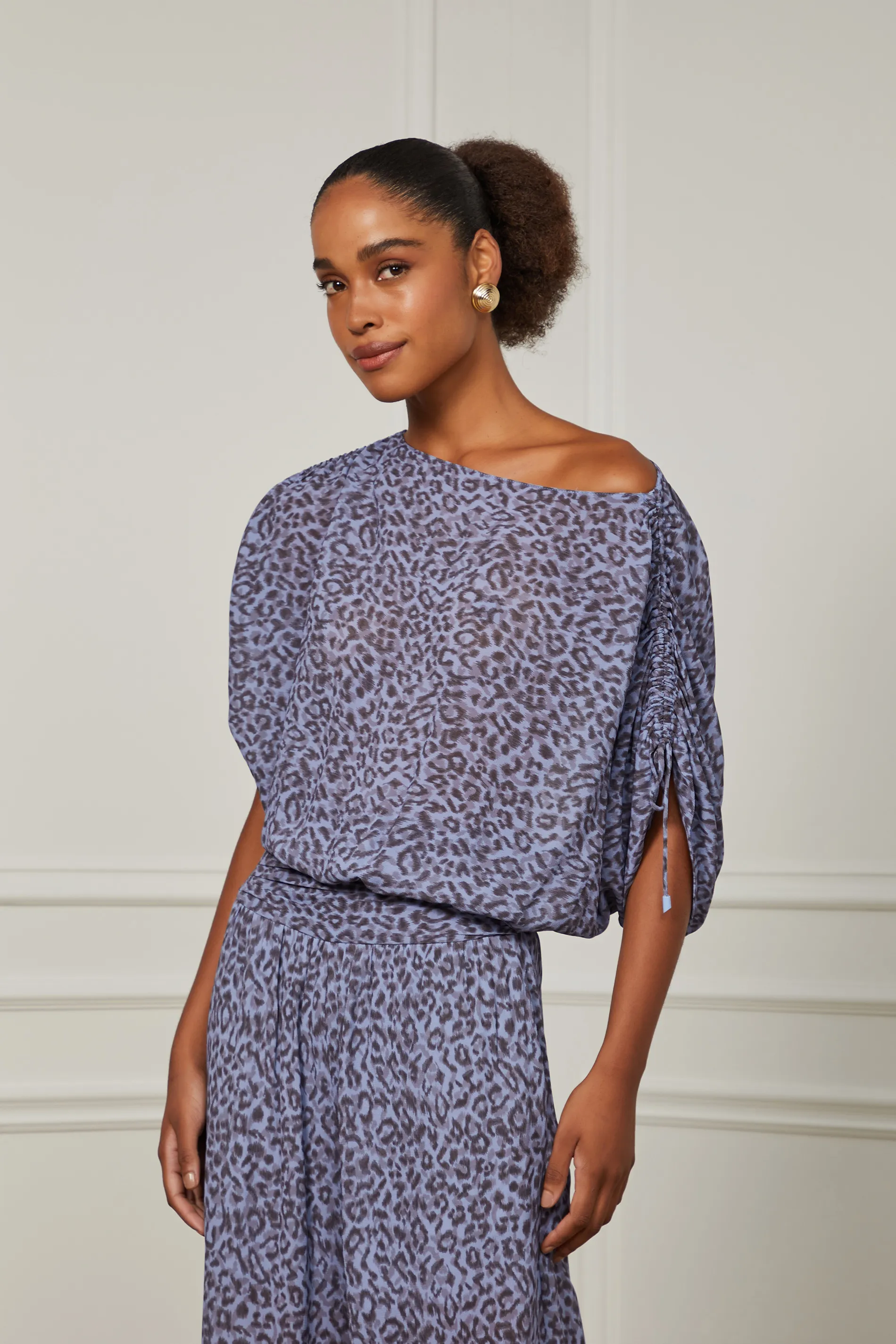 Blusa Cropped Ombro á Ombro Detalhe Franzido Estampa Onça