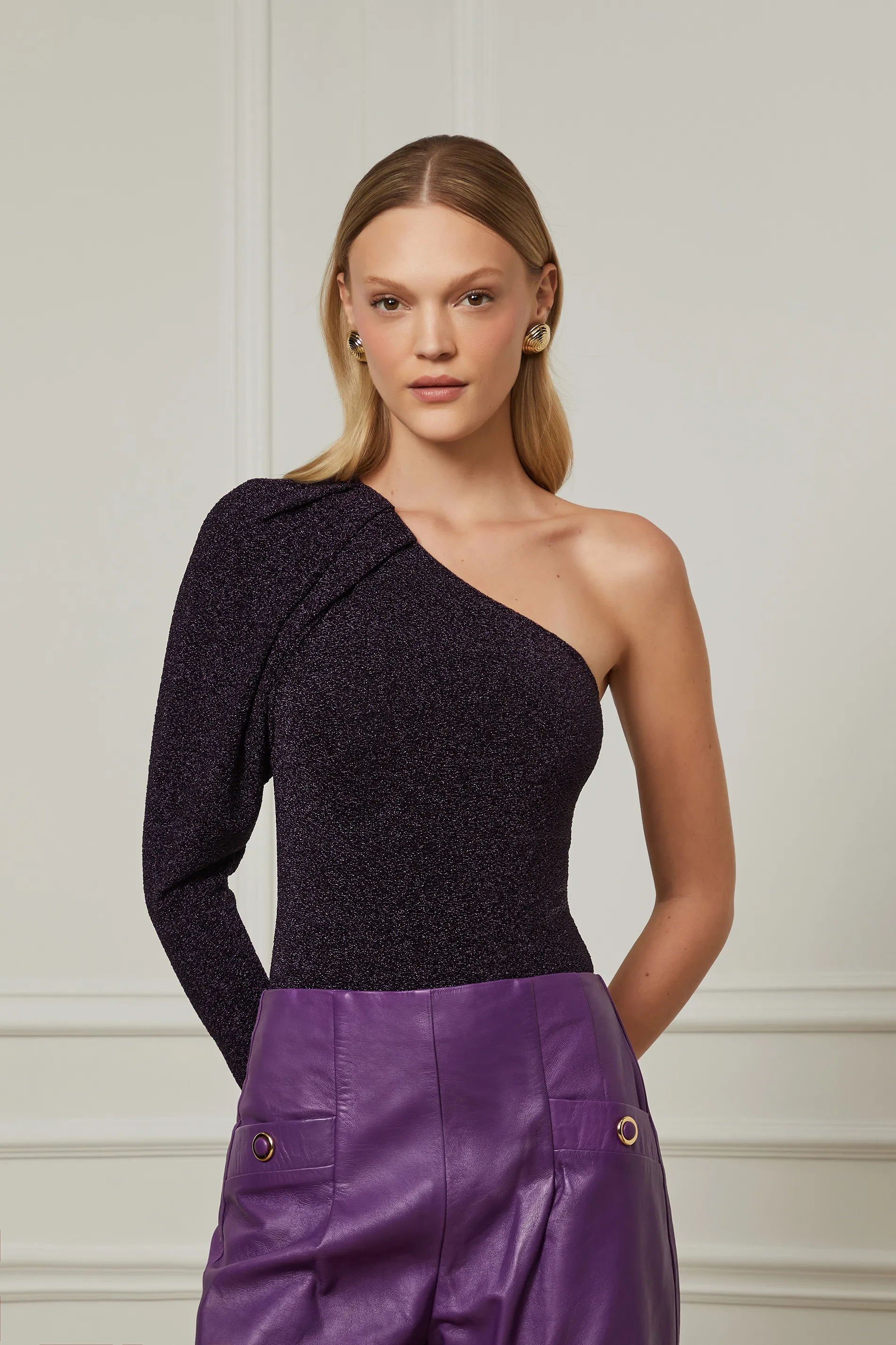 Body De Malha Brilhosa Um Ombro Só Com Pregas No Ombro e Manga Longa