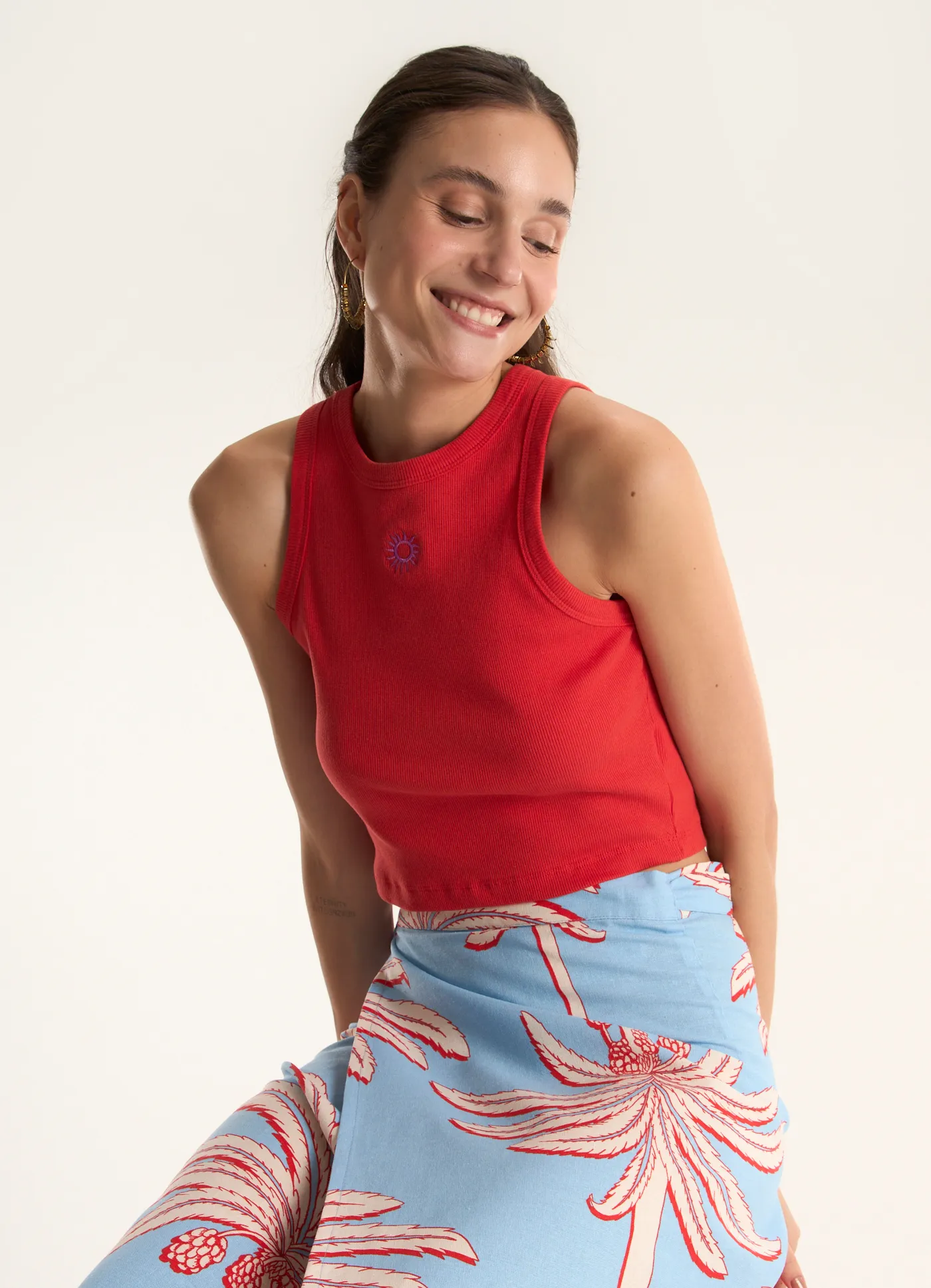 Regata cropped rib bordado sol vermelho