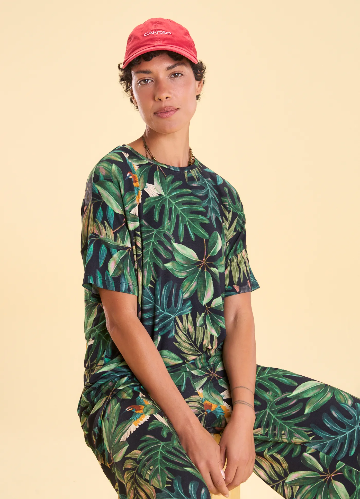 Blusa malha estampada jardim tropical preto