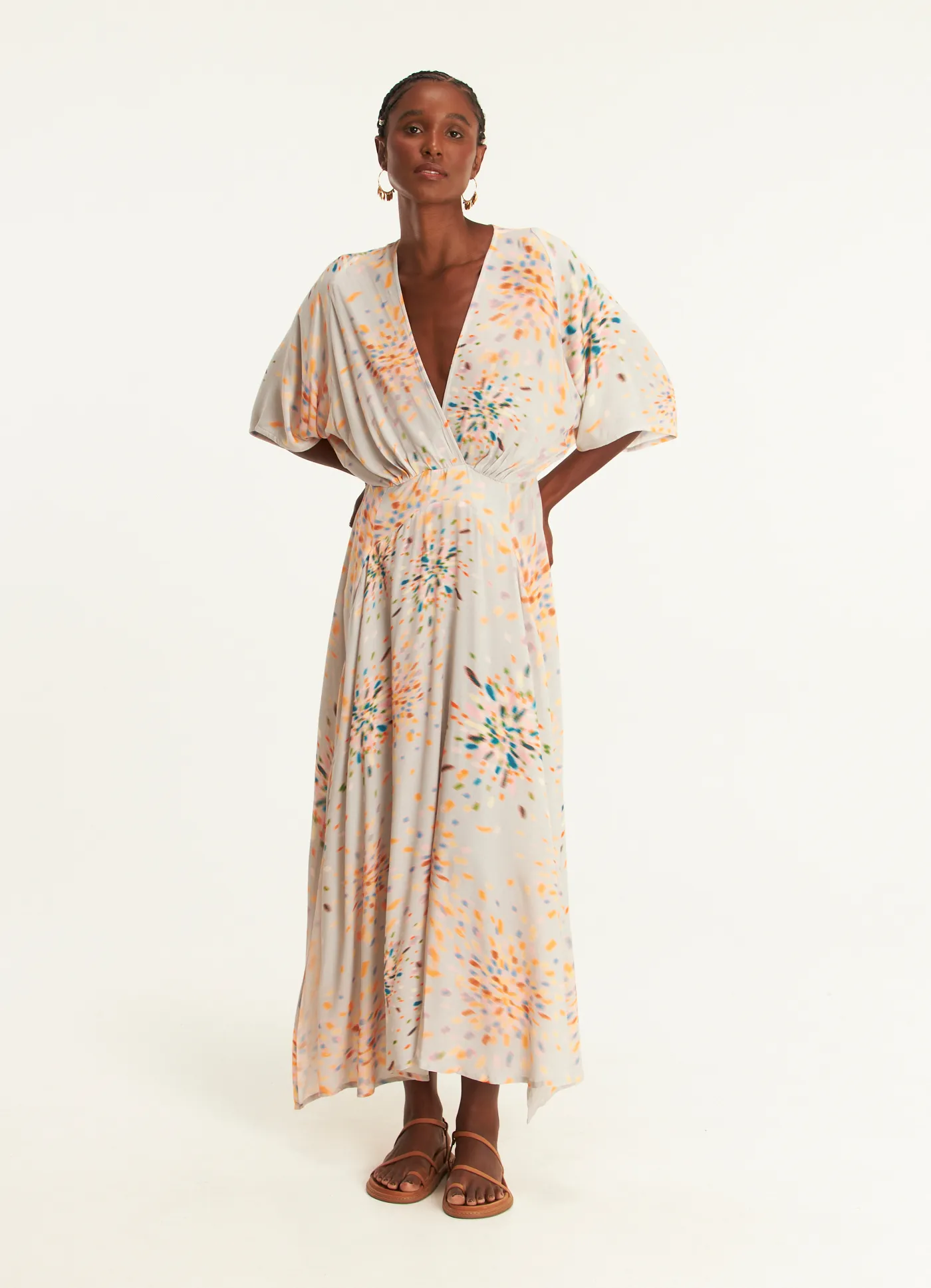 Vestido decote v estampado big bang