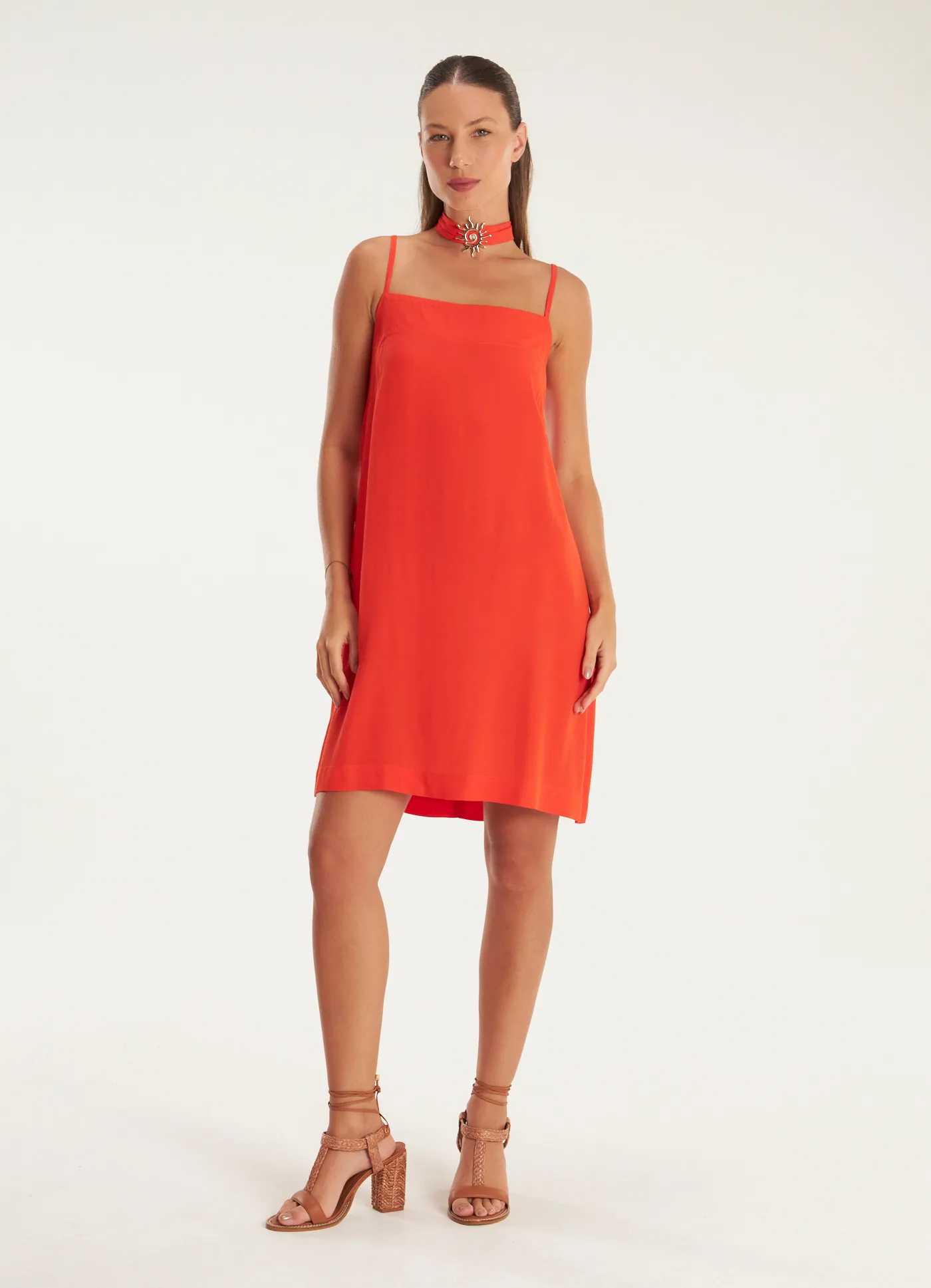 Vestido curto alcinha crepe lótus vermelho