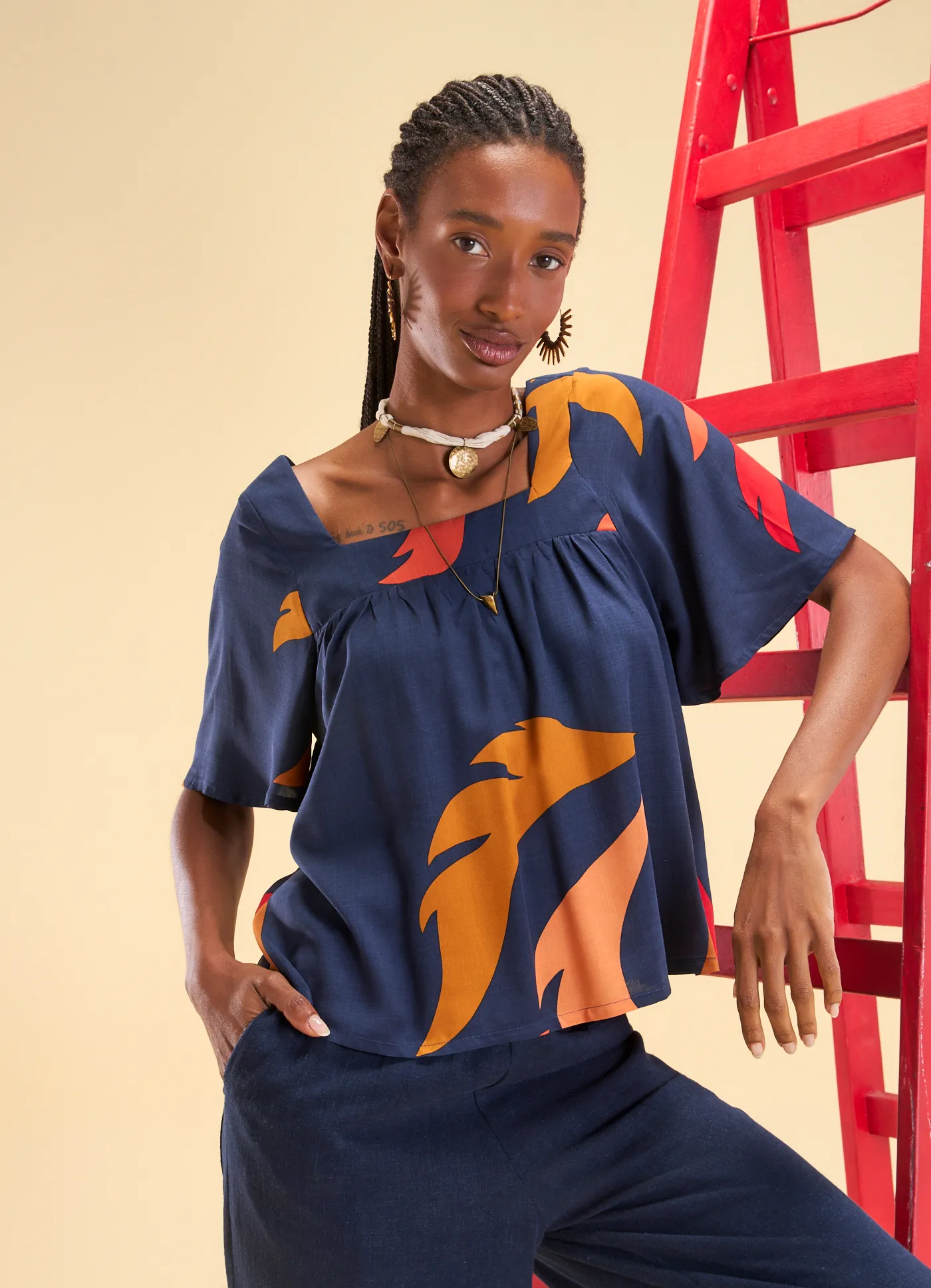 Blusa franzida estampada flame