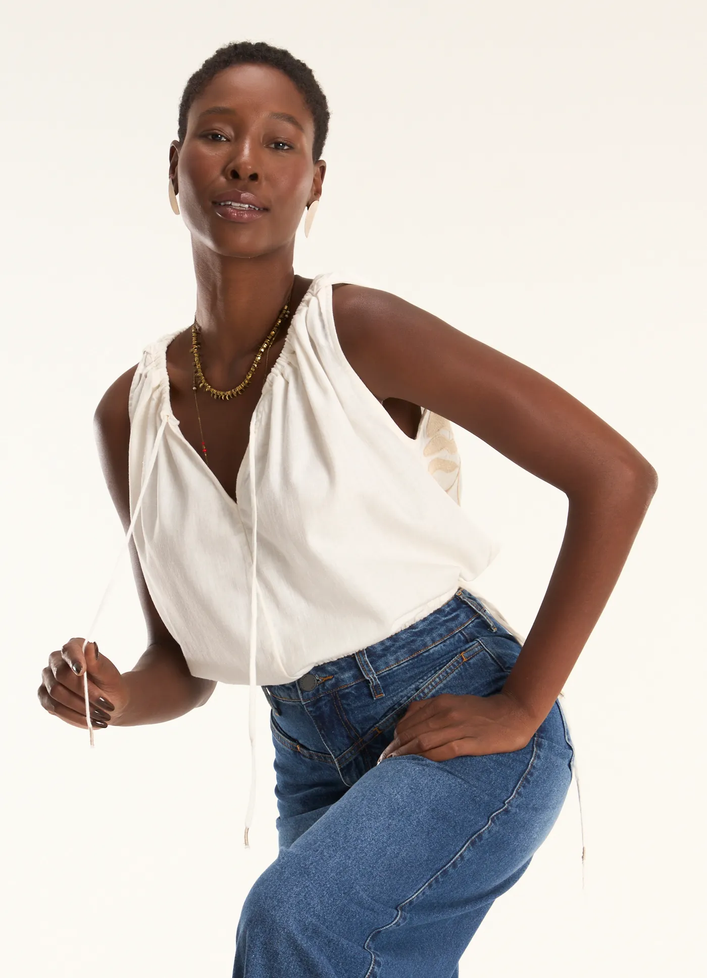 Blusa sarja bordado folhar branco