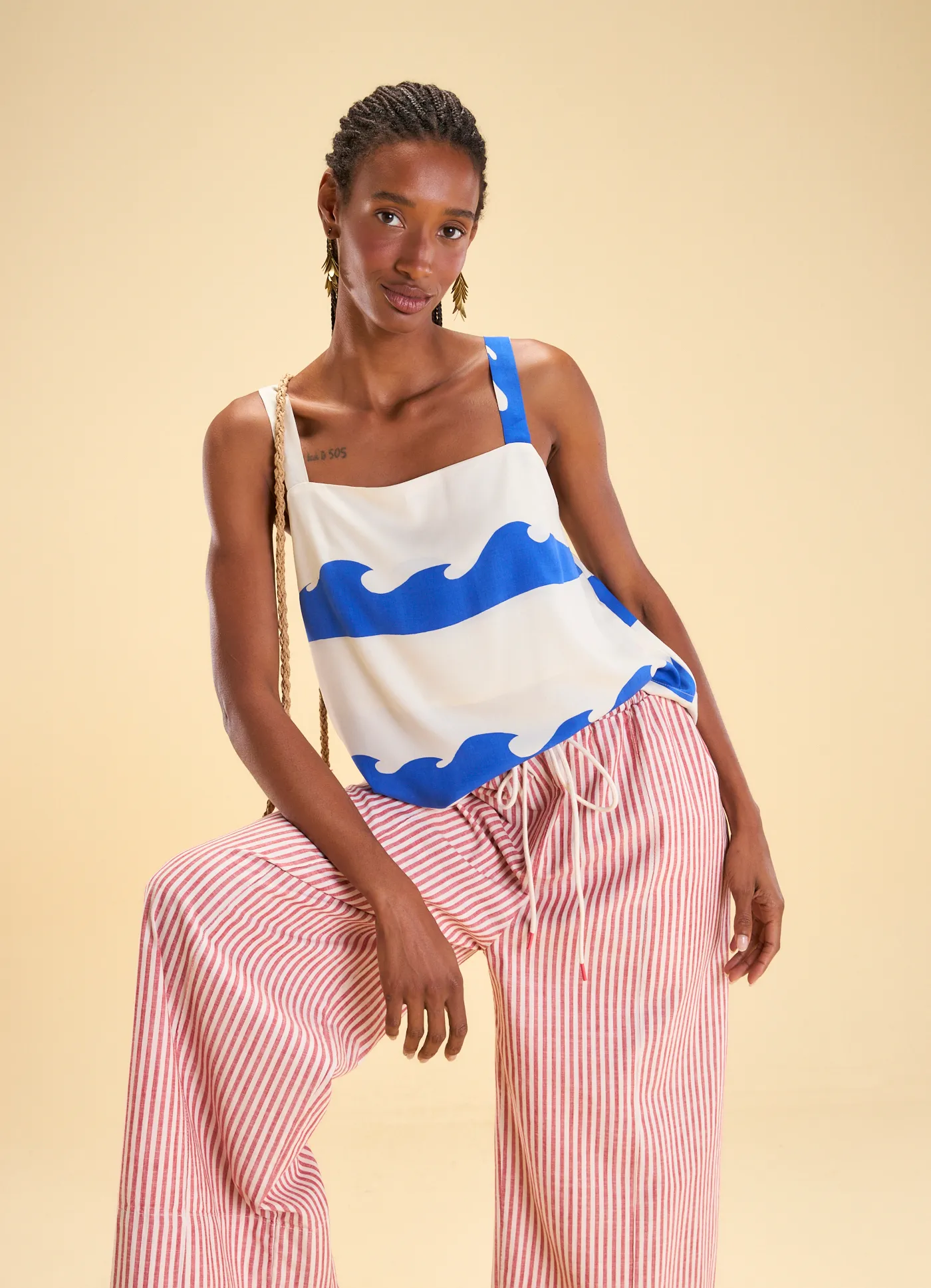 Blusa decote reto alça estampada maui