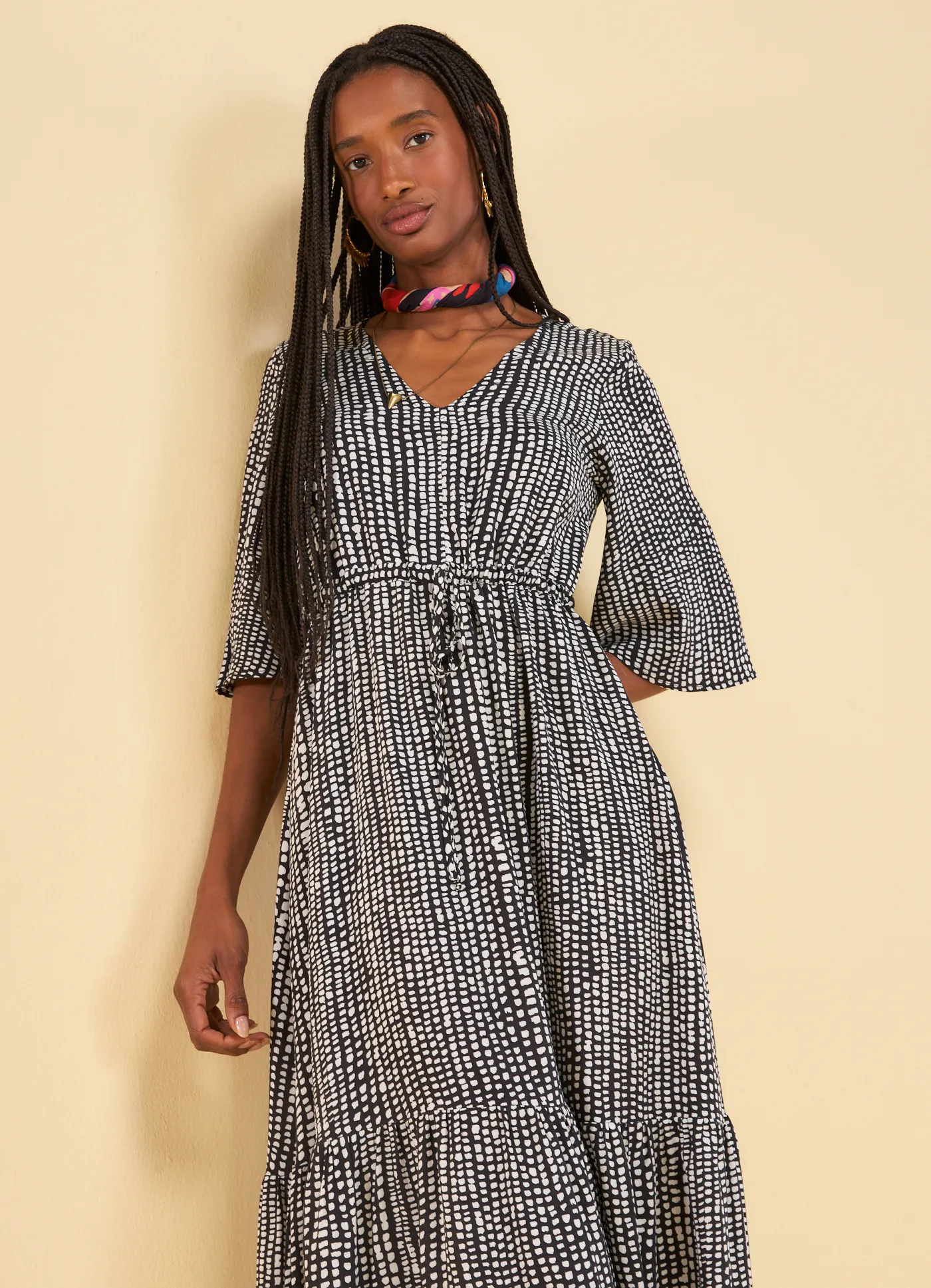 Vestido midi decote v estampado pontilhada