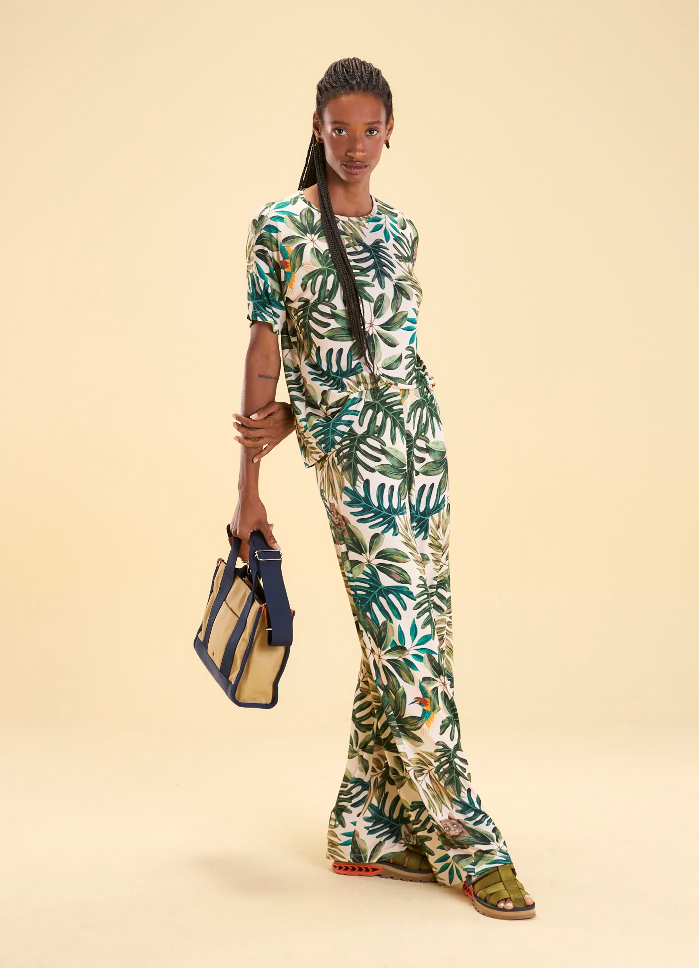 Calça malha estampada jardim tropical off white