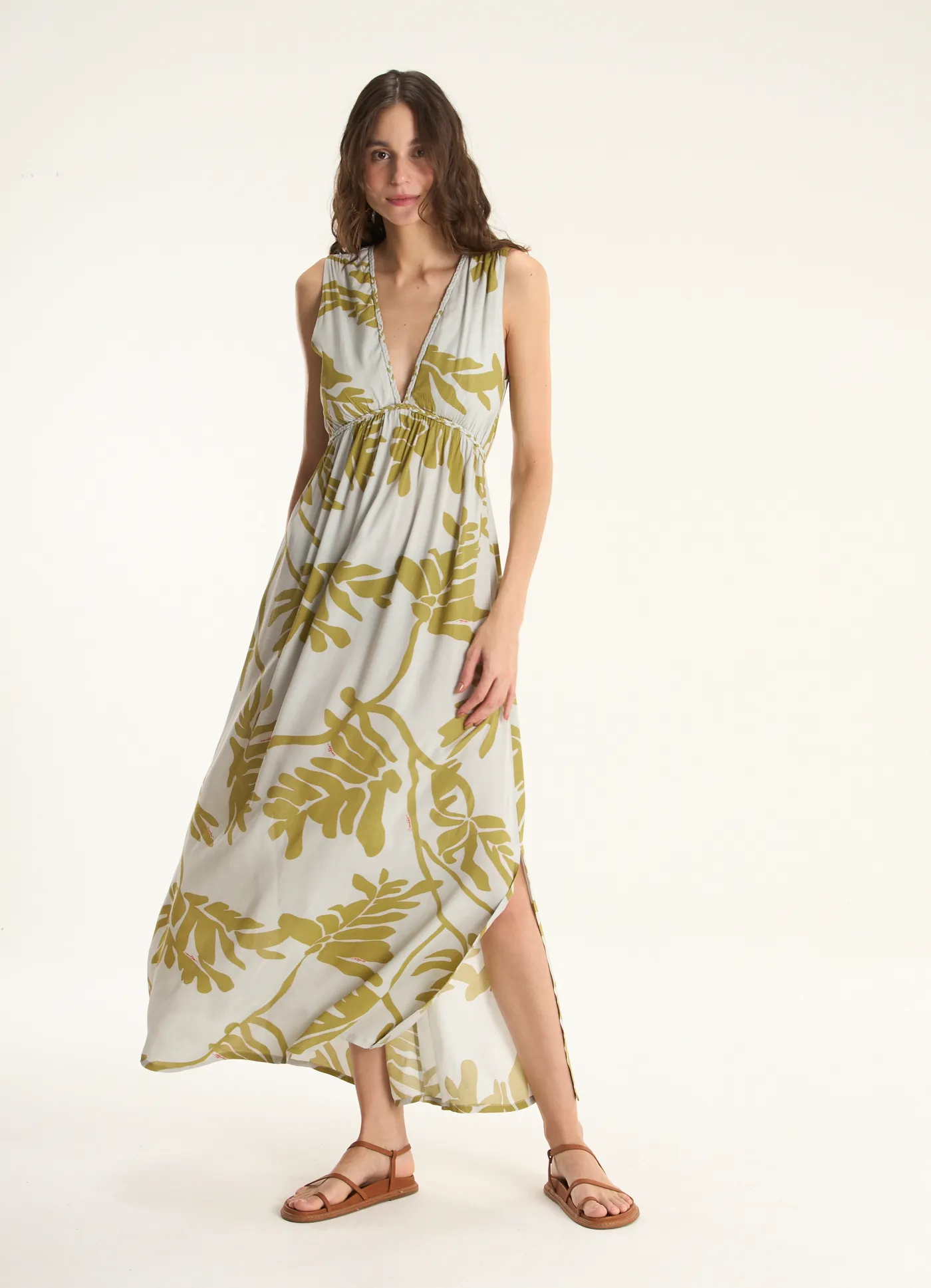 Vestido decote v estampado flutuante