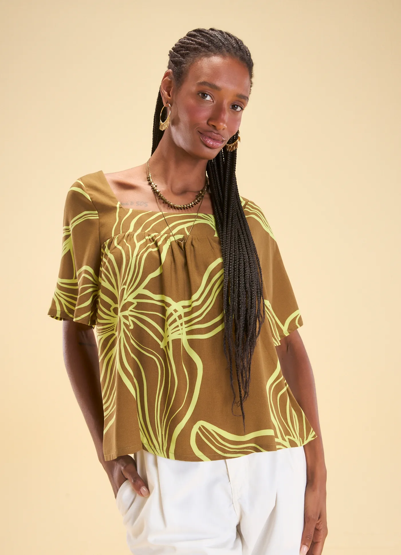 Blusa franzida estampada camélia