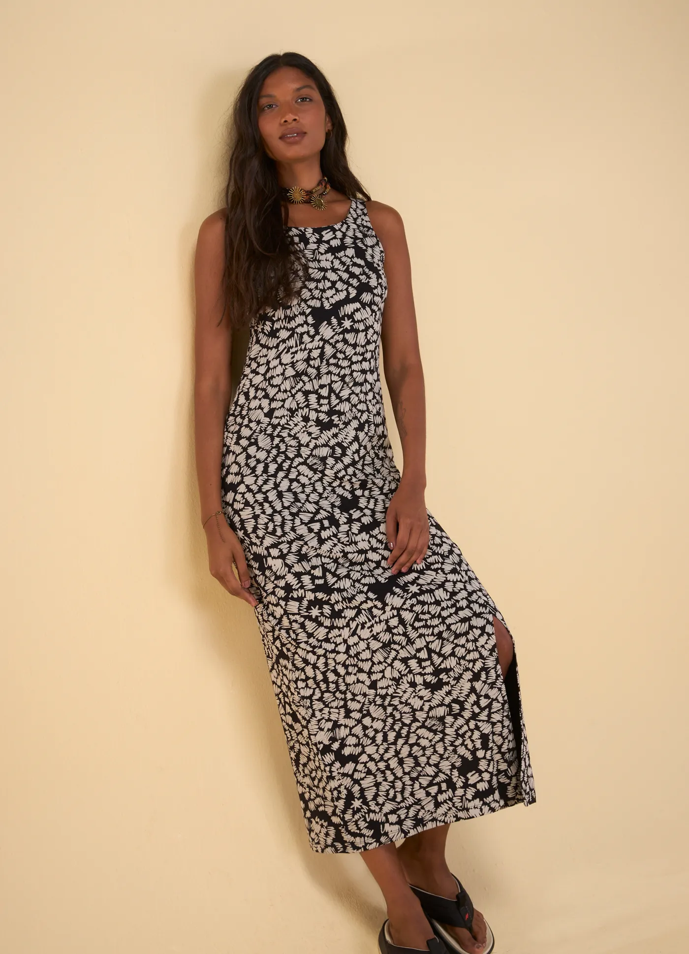 Vestido midi fenda malha corrosão doodle