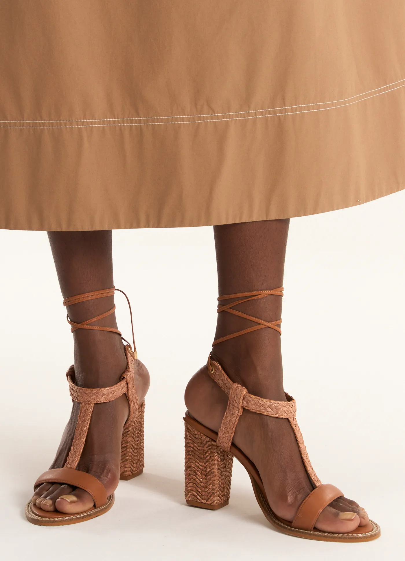 Sandália salto couro tramas terracota