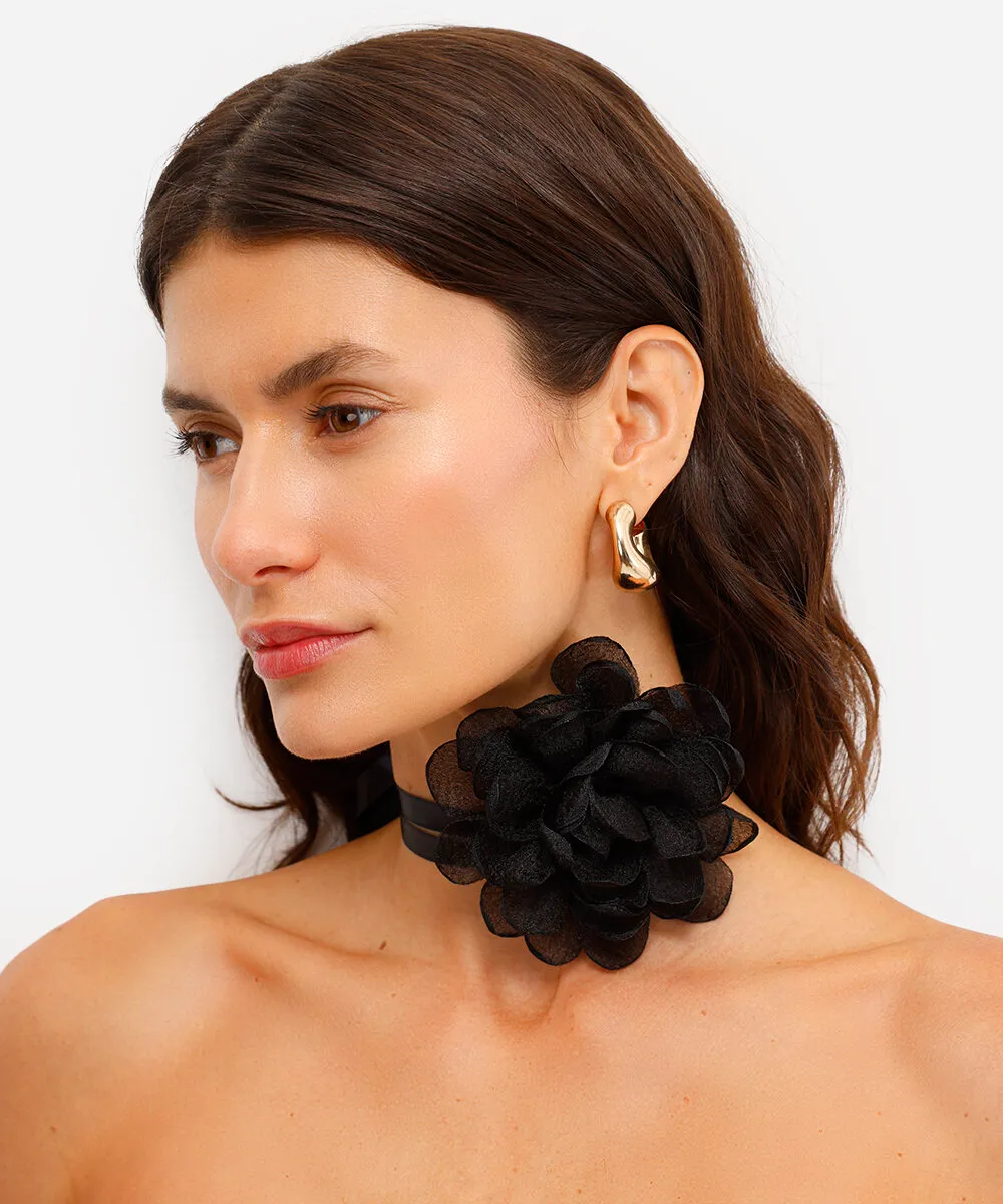 colar chocker e acessório de cabelo floral preto