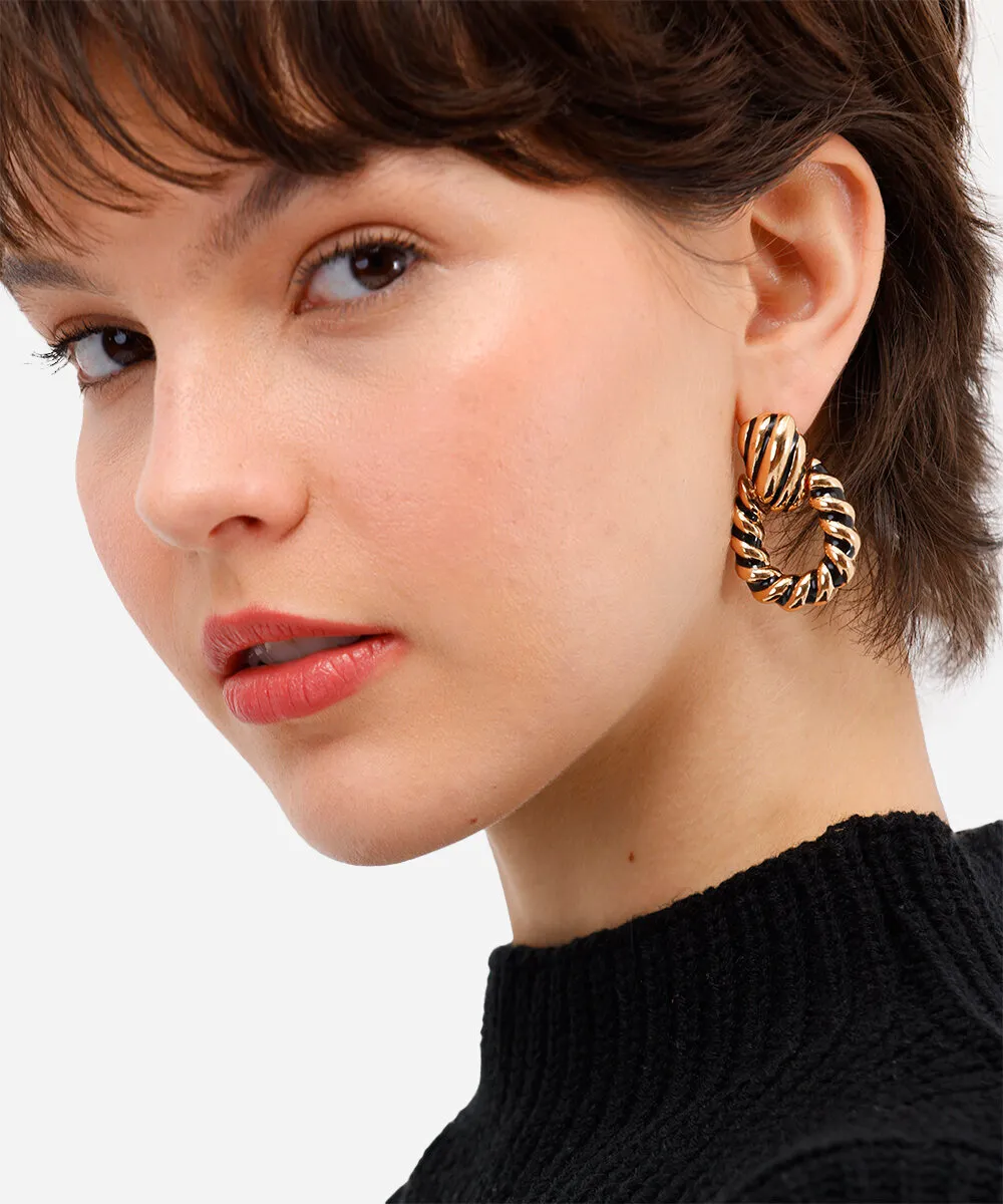 brinco torcido esmaltado dourado