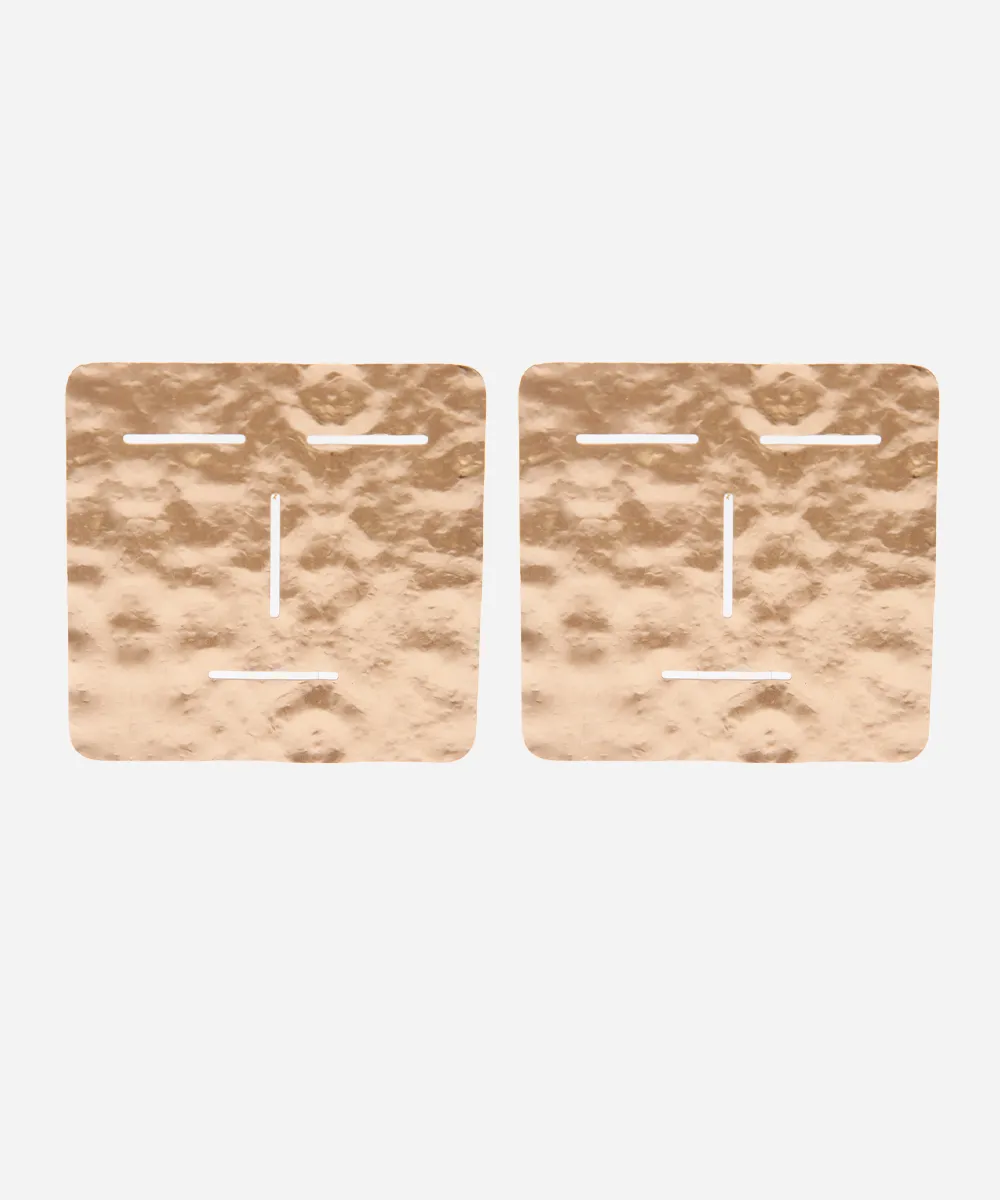 brinco quadrado texturizado com recortes dourado