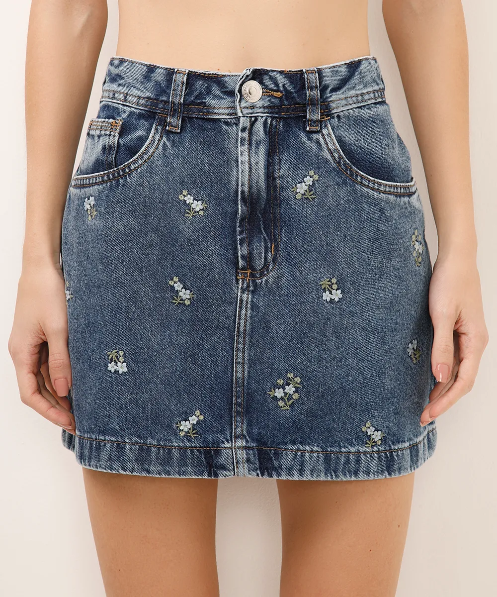 saia curta jeans com bordado floral azul