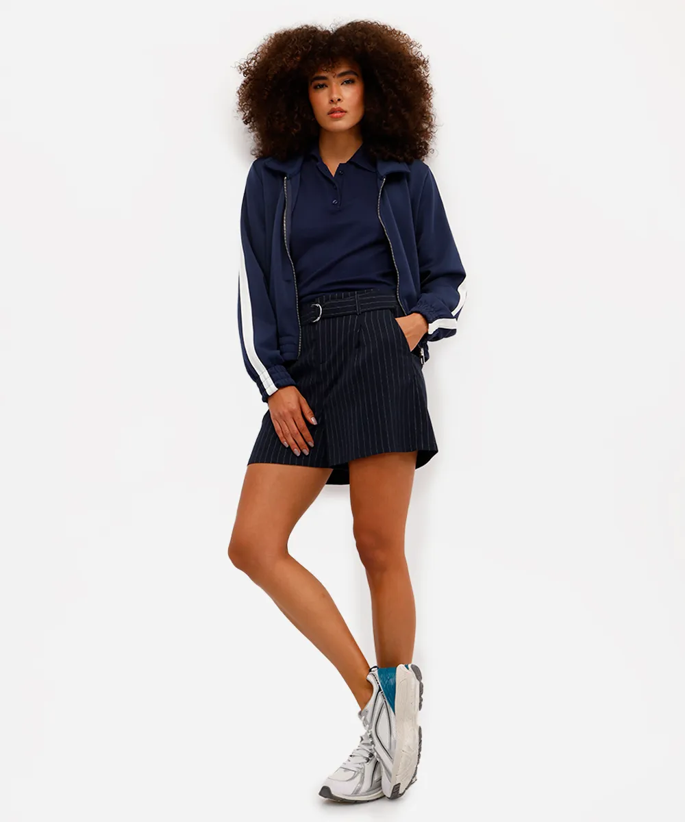 short feminino de alfaiataria risca de giz com cinto azul