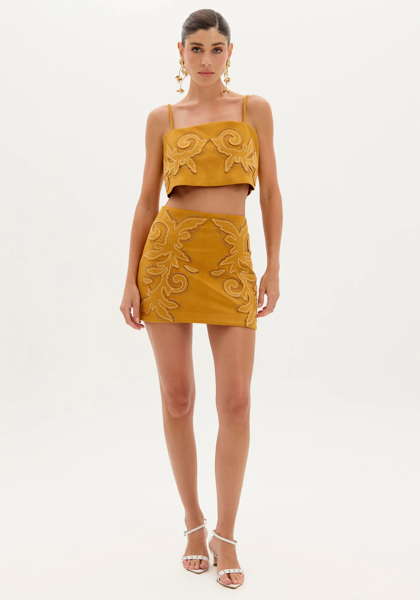 Saia Curta Com Aplicação