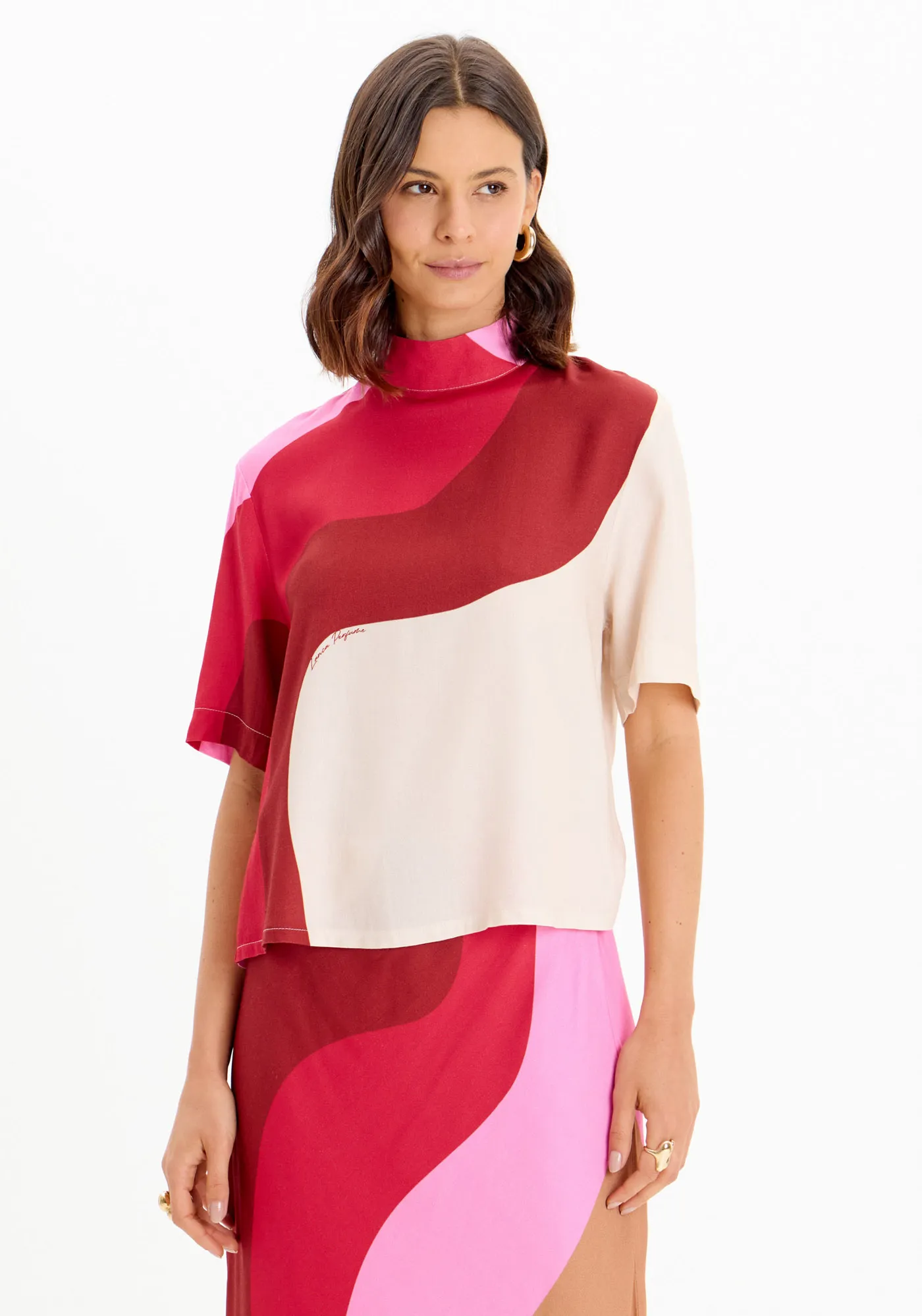 Blusa Gola Alta Manga Curta Estampada