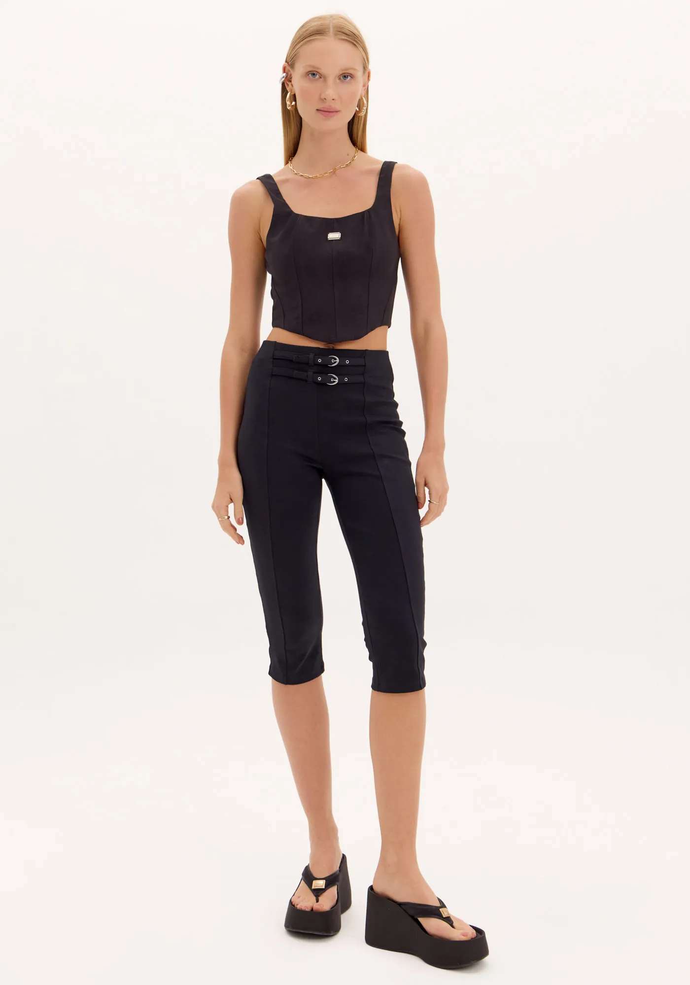 Calça Capri Com Fivelas