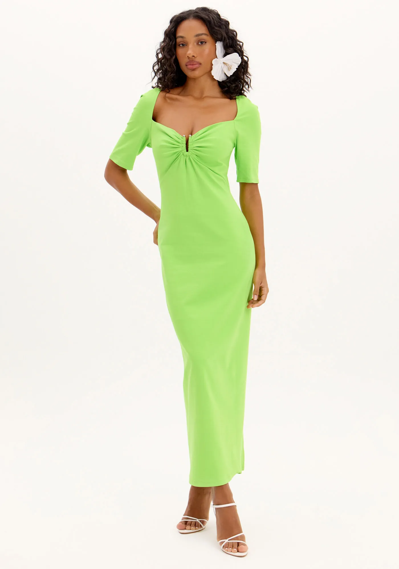 Vestido Super Midi Reto Com Mangas Curtas e Detalhe No Decote