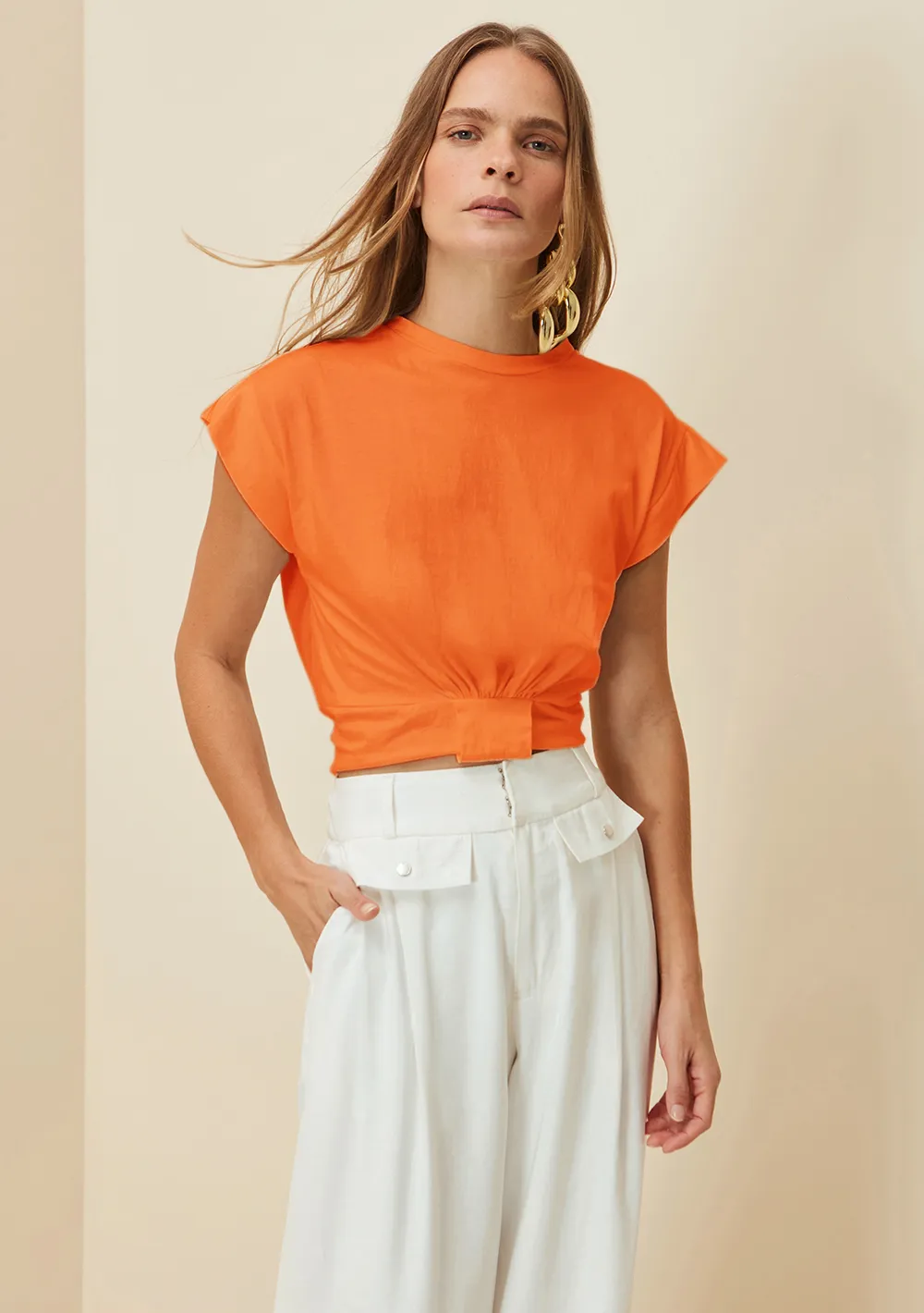 T-Shirt Morena Rosa Decote Redondo Detalhe Barra Laranja