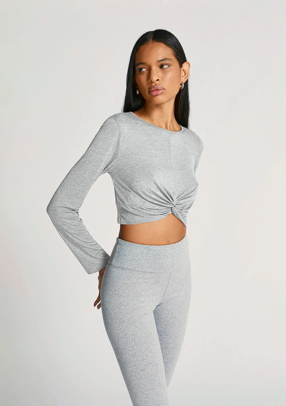 Blusa Morena Rosa Decote Redondo Manga Longa Torção Frente Cinza