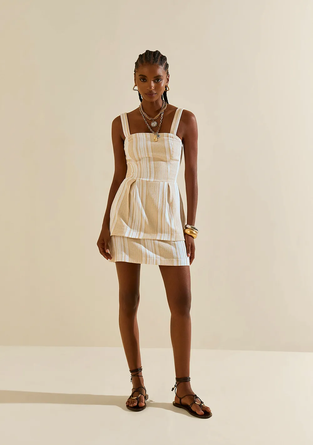 Vestido Morena Rosa Ajustado Decote Reto Com Alça Curto Off White