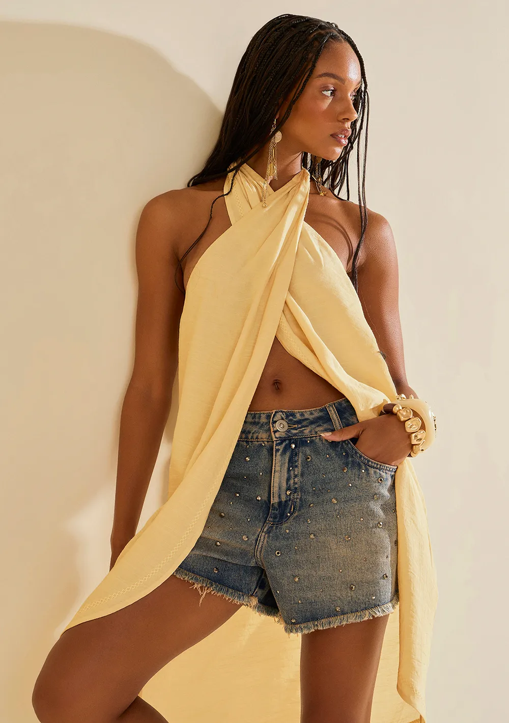 Regata Morena Rosa Solta Decote Transpassado Alongada Amarelo