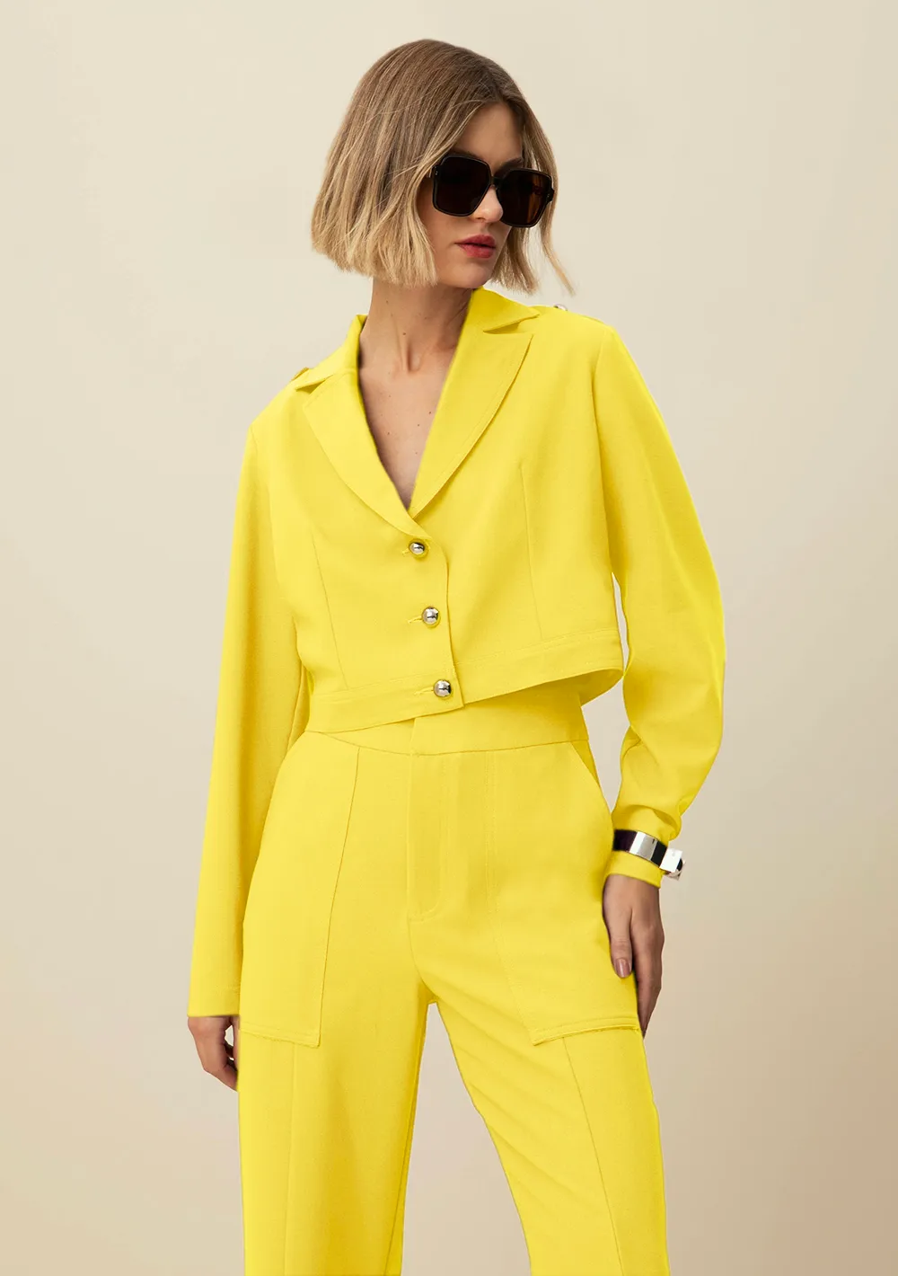 Jaqueta Morena Rosa Cropped Detalhe Botões Amarelo