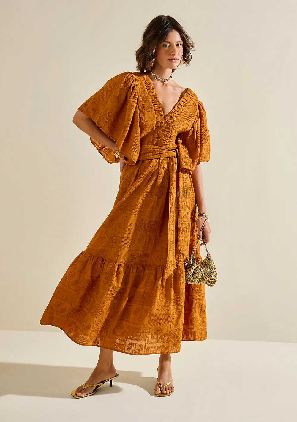 Vestido Morena Rosa Solto Decote V Manga Curta Midi Marrom