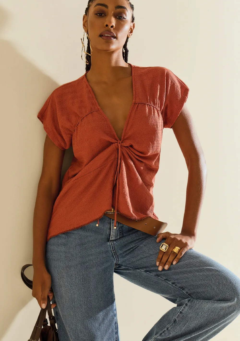 Blusa Morena Rosa Solta Decote V Manga Curta Padrão Marrom