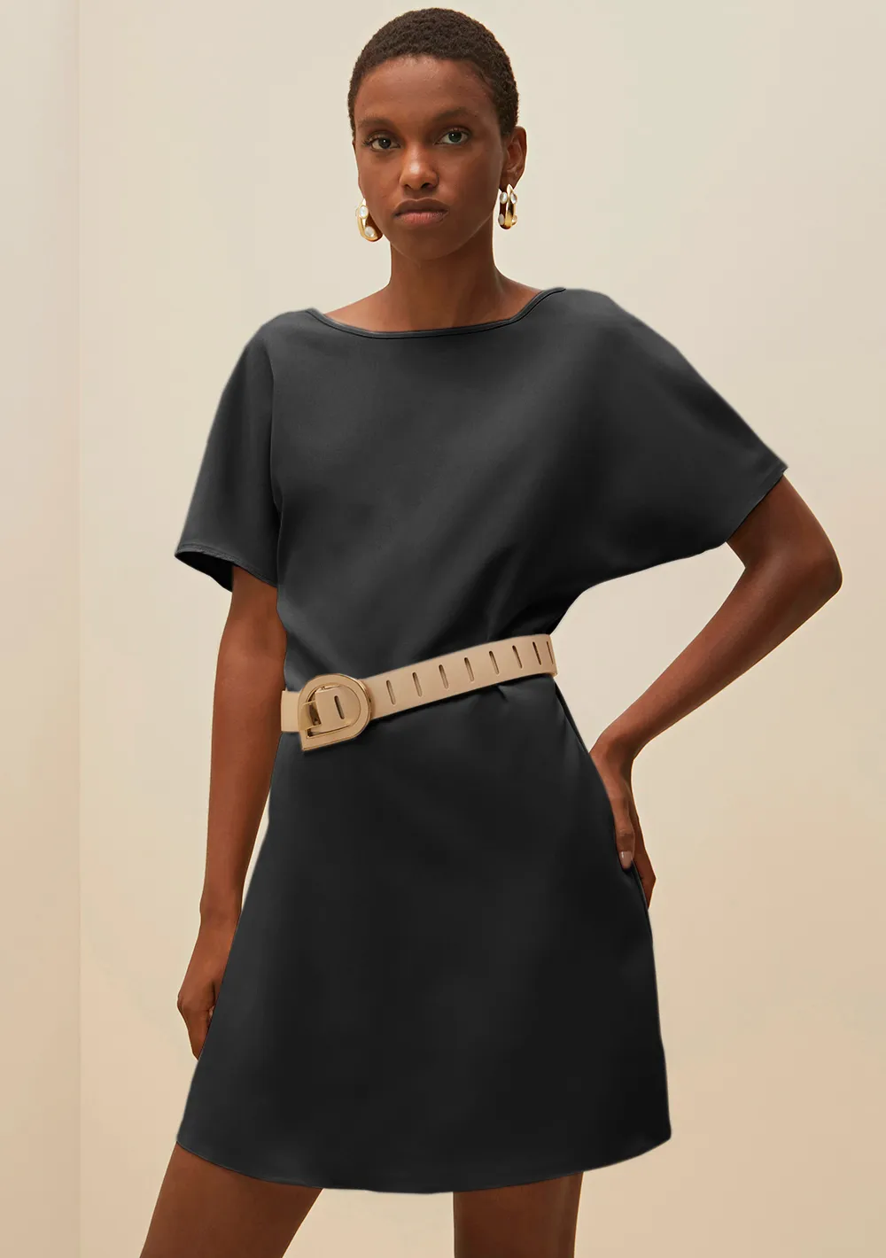 Vestido Morena Rosa Curto Decote Redondo Abertura Costas Preto