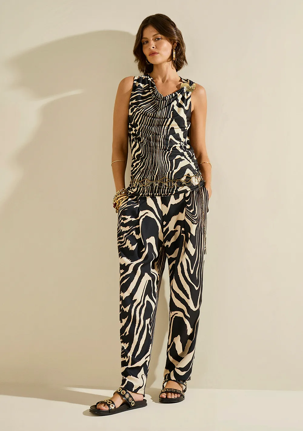 Regata Morena Rosa Ajustada Decote Careca Padrão Preto