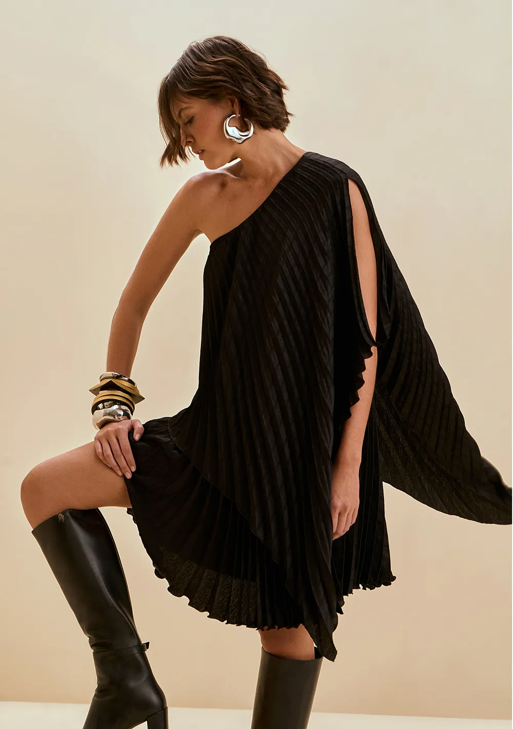 Vestido Morena Rosa Solto Um Ombro Só Manga Curta Curto Preto