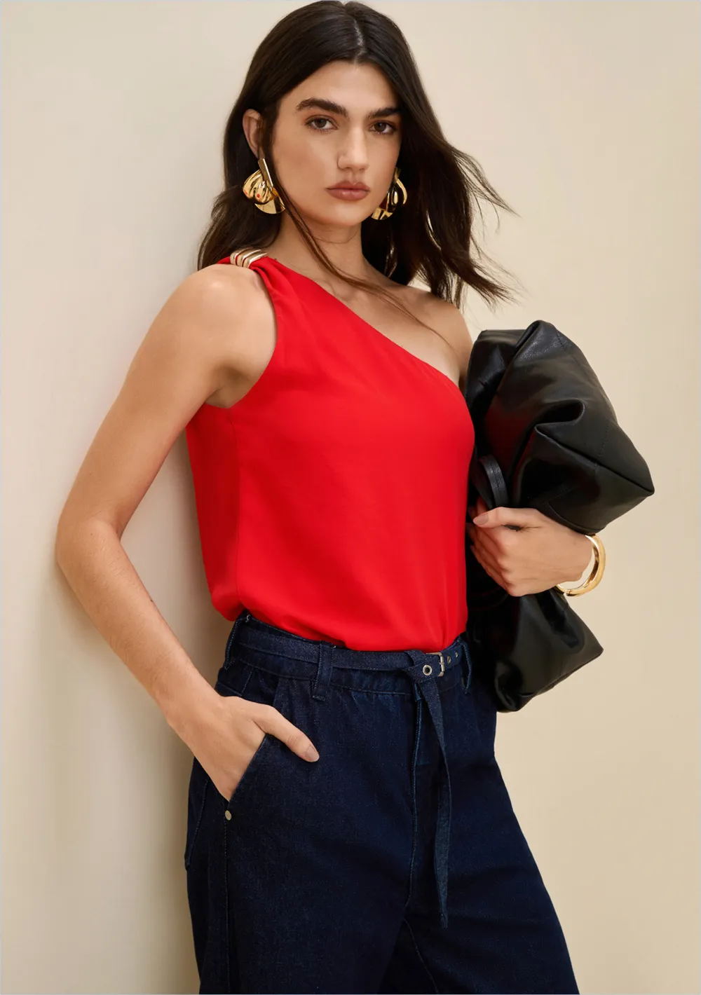 Regata Morena Rosa Solta Um Ombro Só Padrão Vermelho