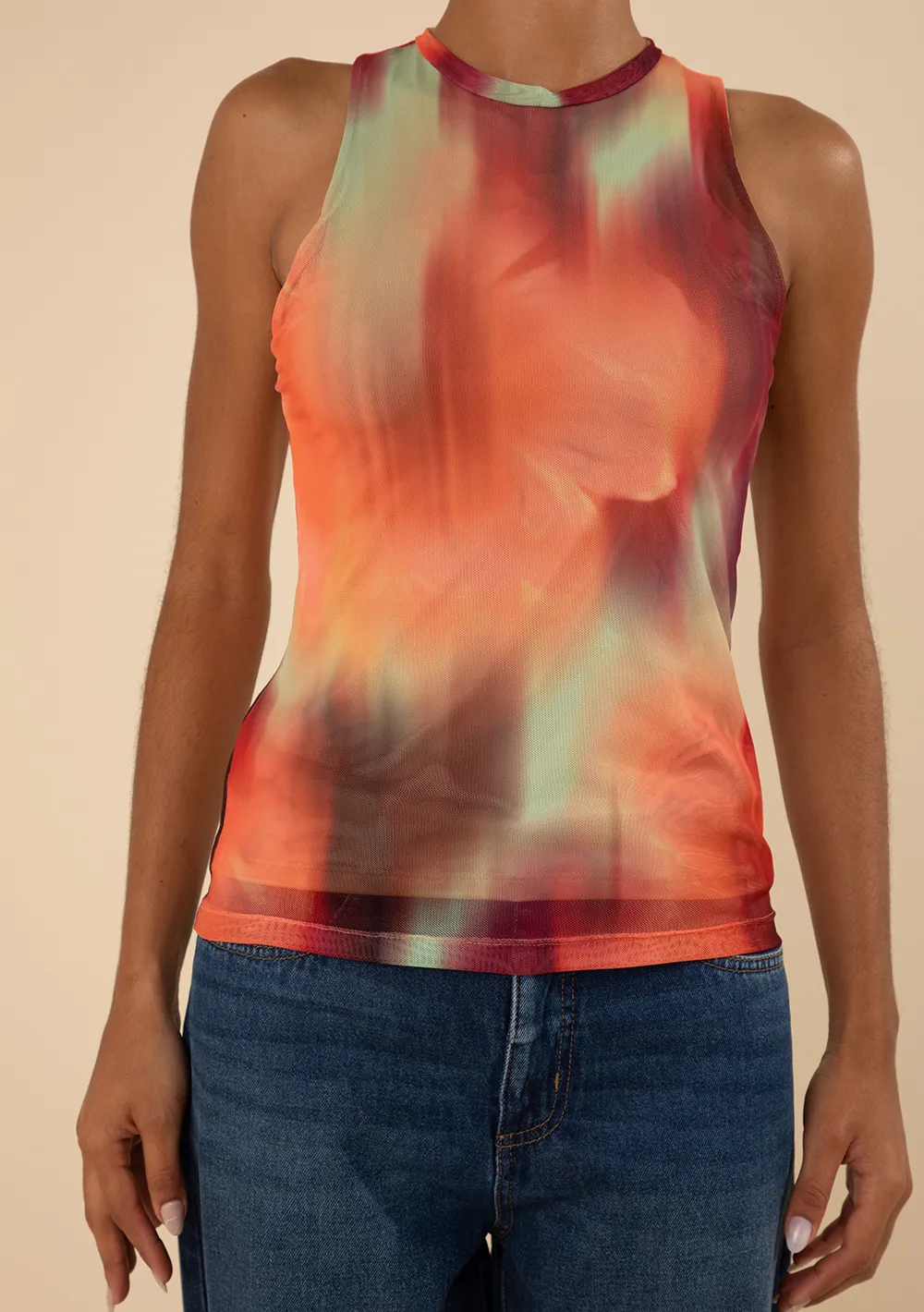 Regata Morena Rosa Ajustada Decote Careca Padrão Vermelho