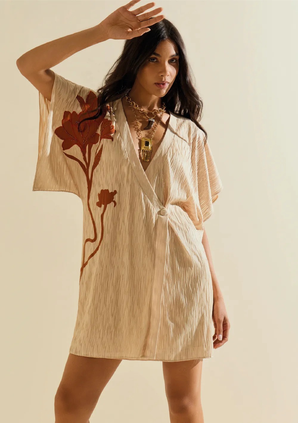 Vestido Morena Rosa Solto Decote V Manga Curta Curto Bege