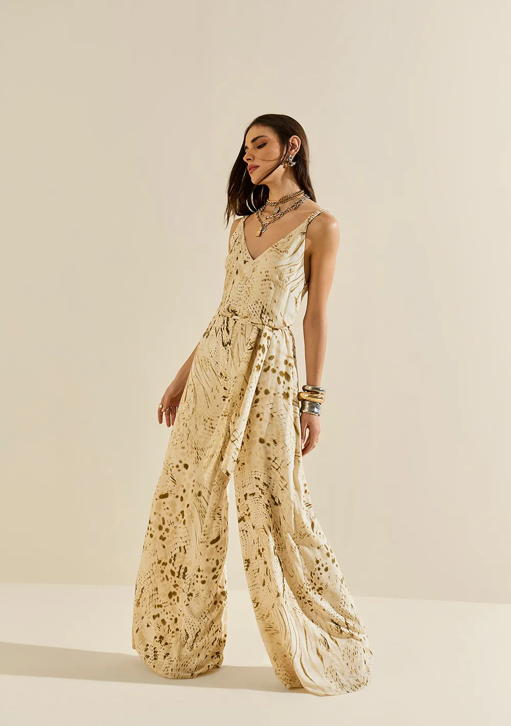 Macacão Morena Rosa Solto Decote V Sem Manga Longo Off White