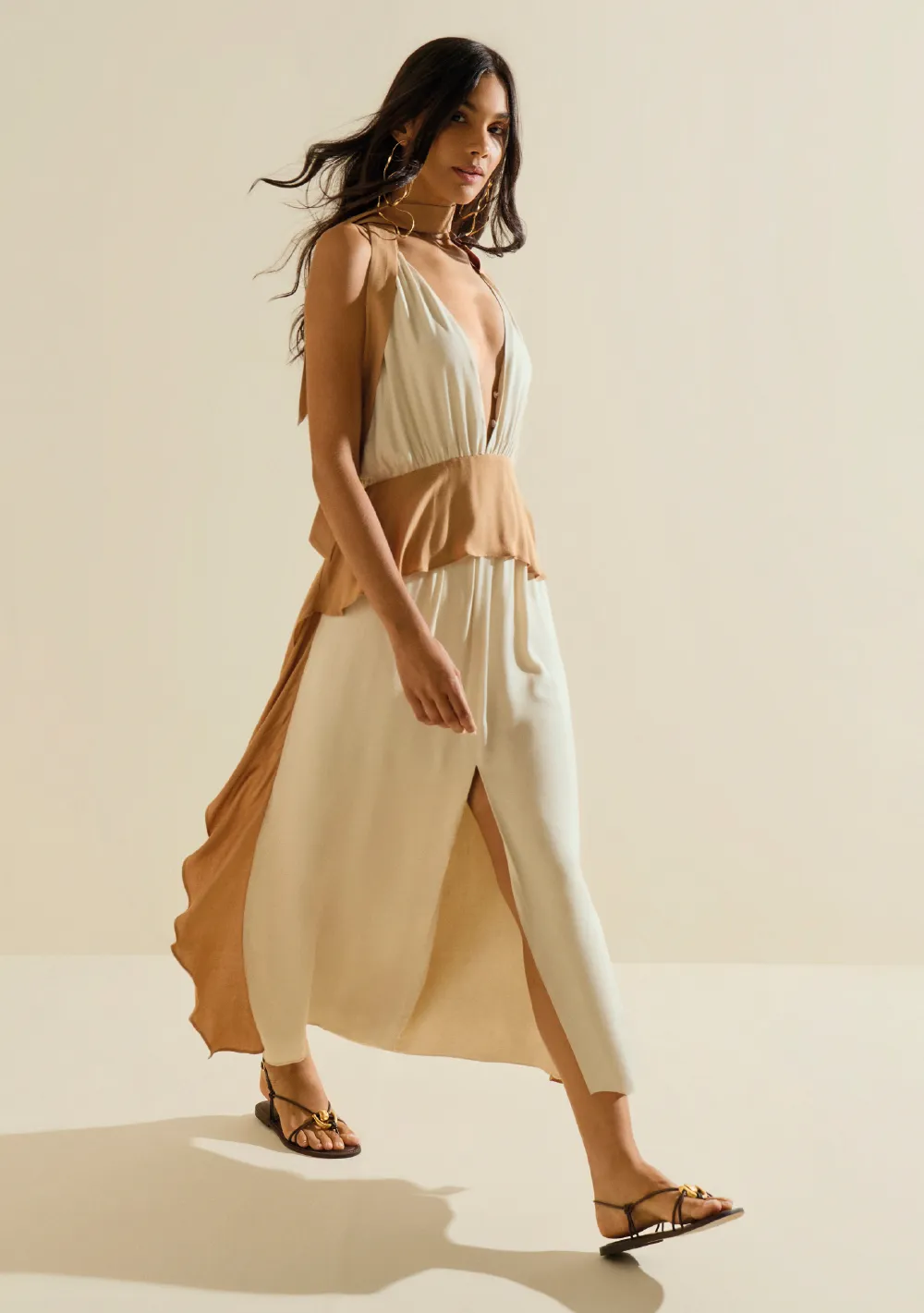 Vestido Morena Rosa Ajustado Decote V Com Alça Midi Bege