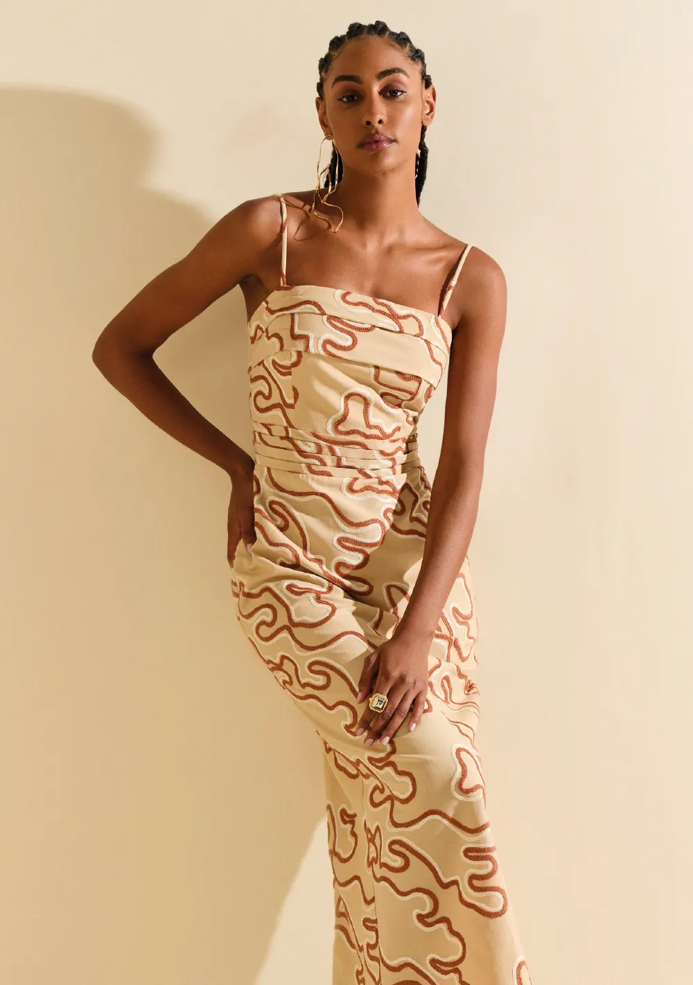 Vestido Morena Rosa Ajustado Decote Reto Sem Alça Midi Bege