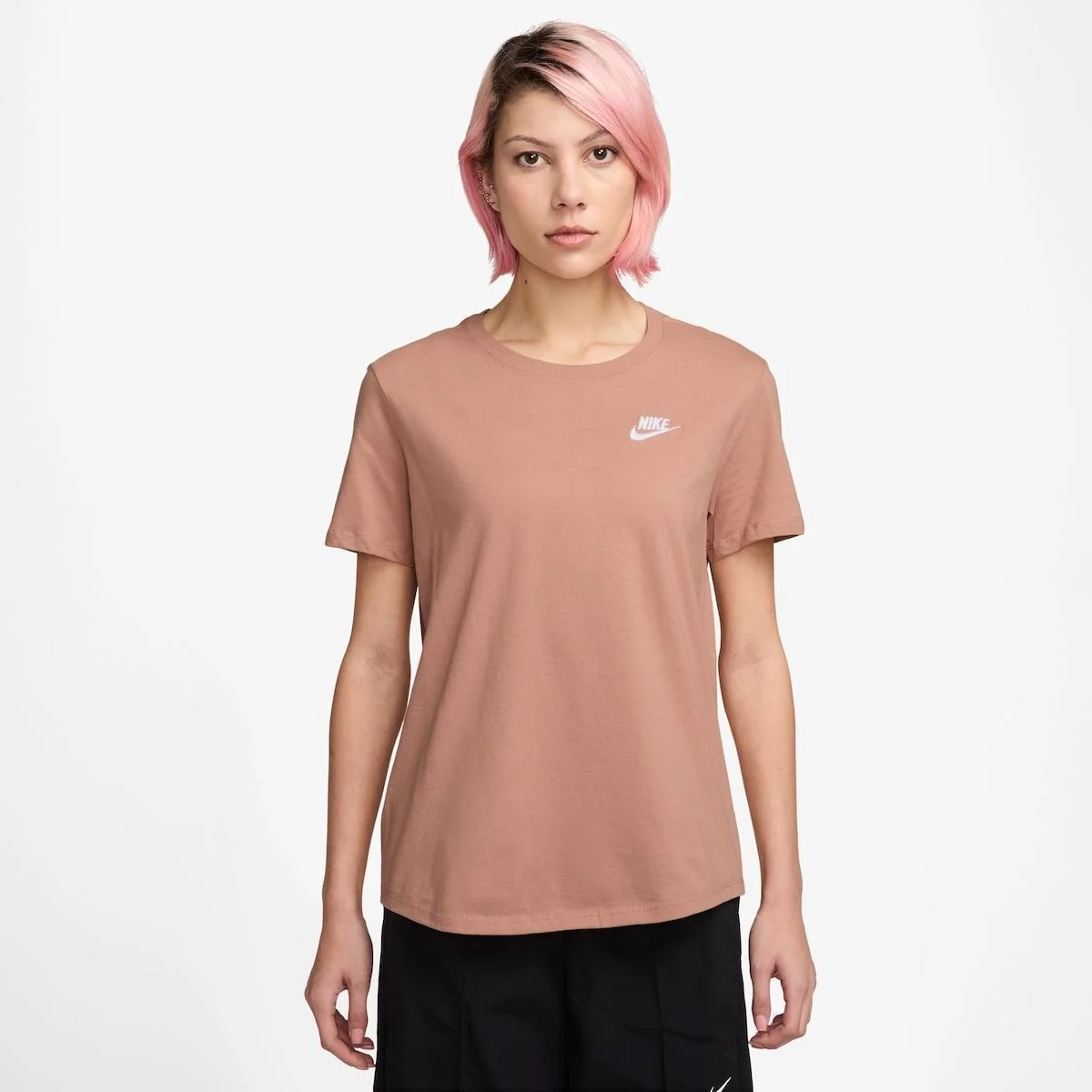 Camiseta Nike Sportswear Club Essentials Feminina