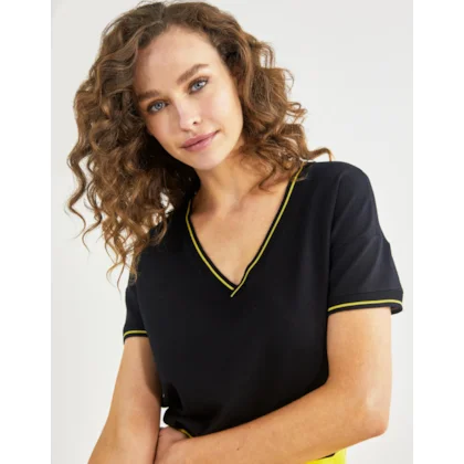 T- Shirt Decote Retilínea