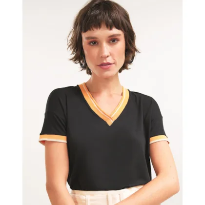 T-Shirt Decote v Retilínea