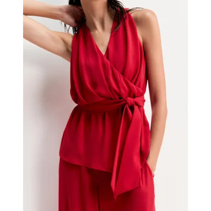 Blusa Pregas e Faixa Vermelha