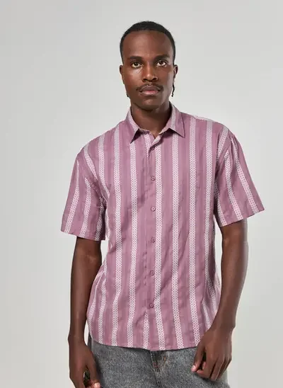 camisa roxa com listras brancas