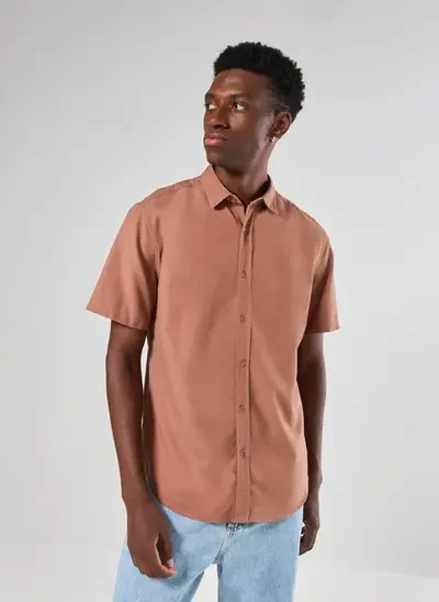 camisa de manga curta lisa com linho